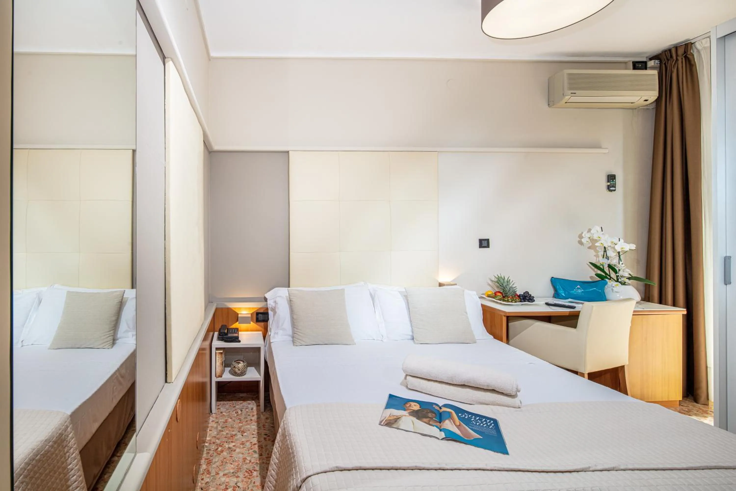 Restaurant/places to eat, Bed in Hotel Royal