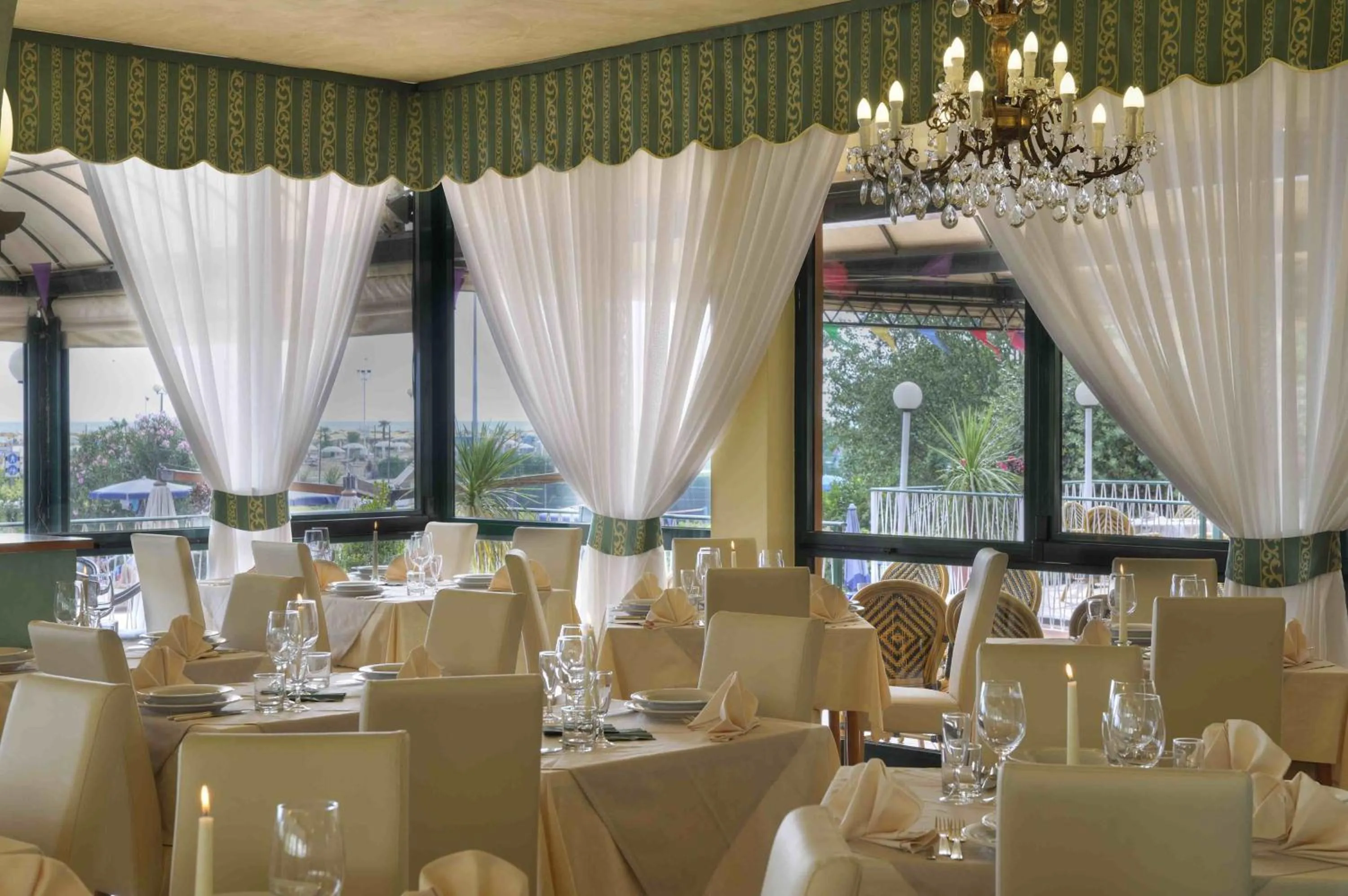 Restaurant/places to eat in Hotel Royal