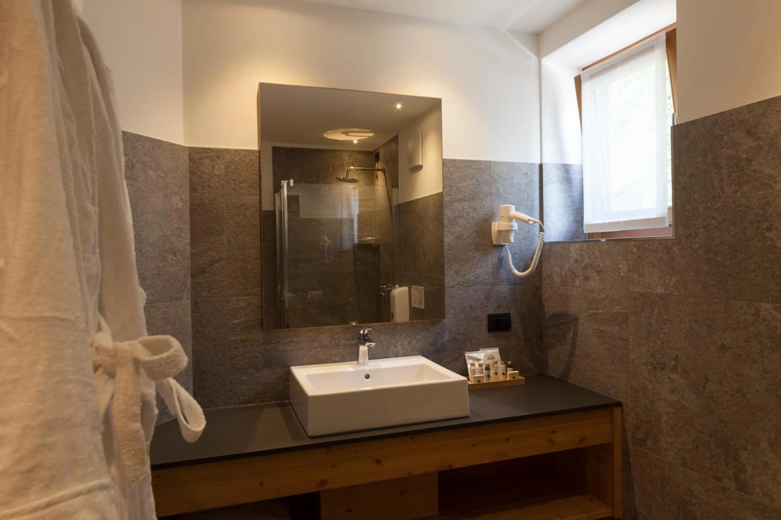 Shower in Rifugio La Montanara