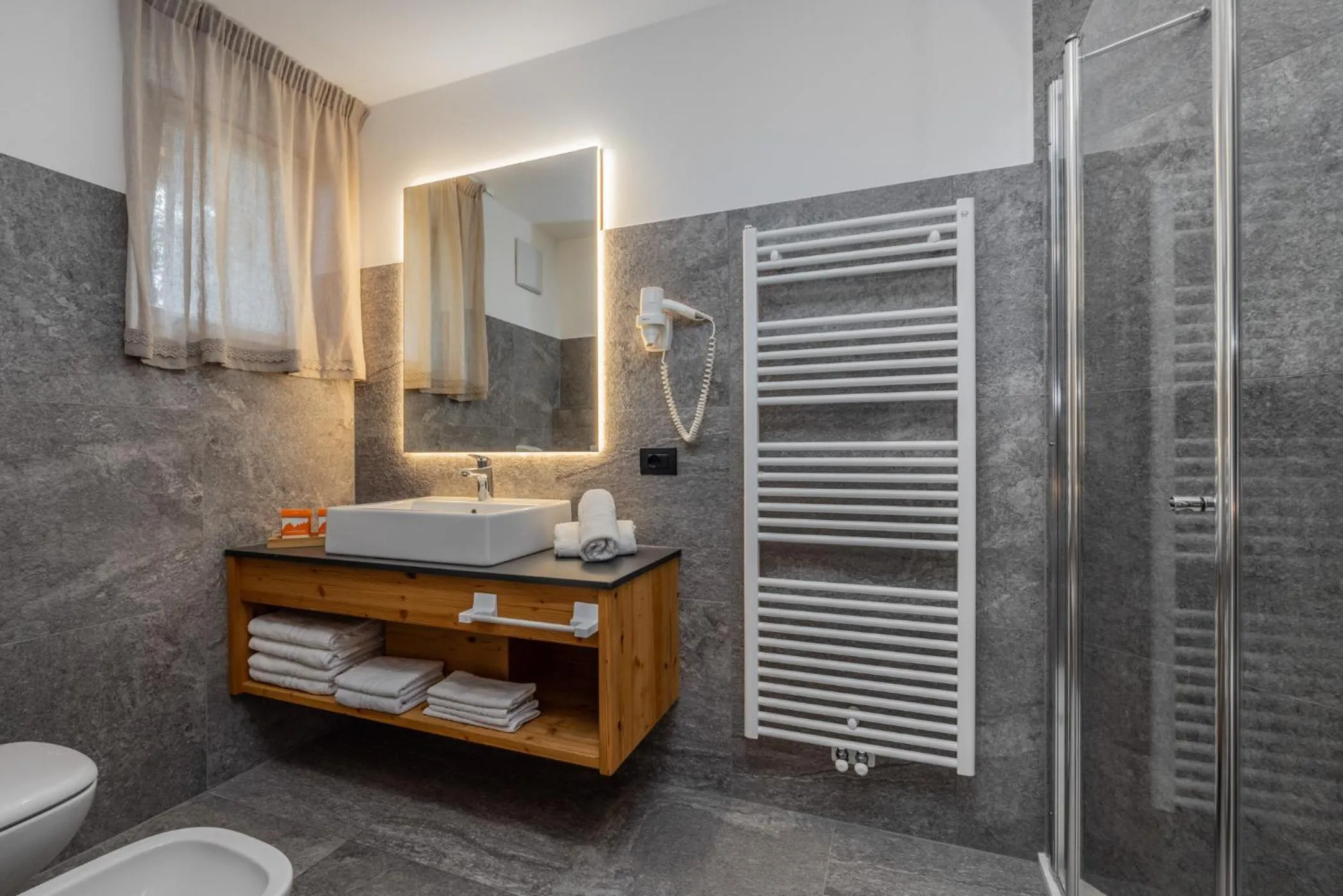 Shower in Rifugio La Montanara