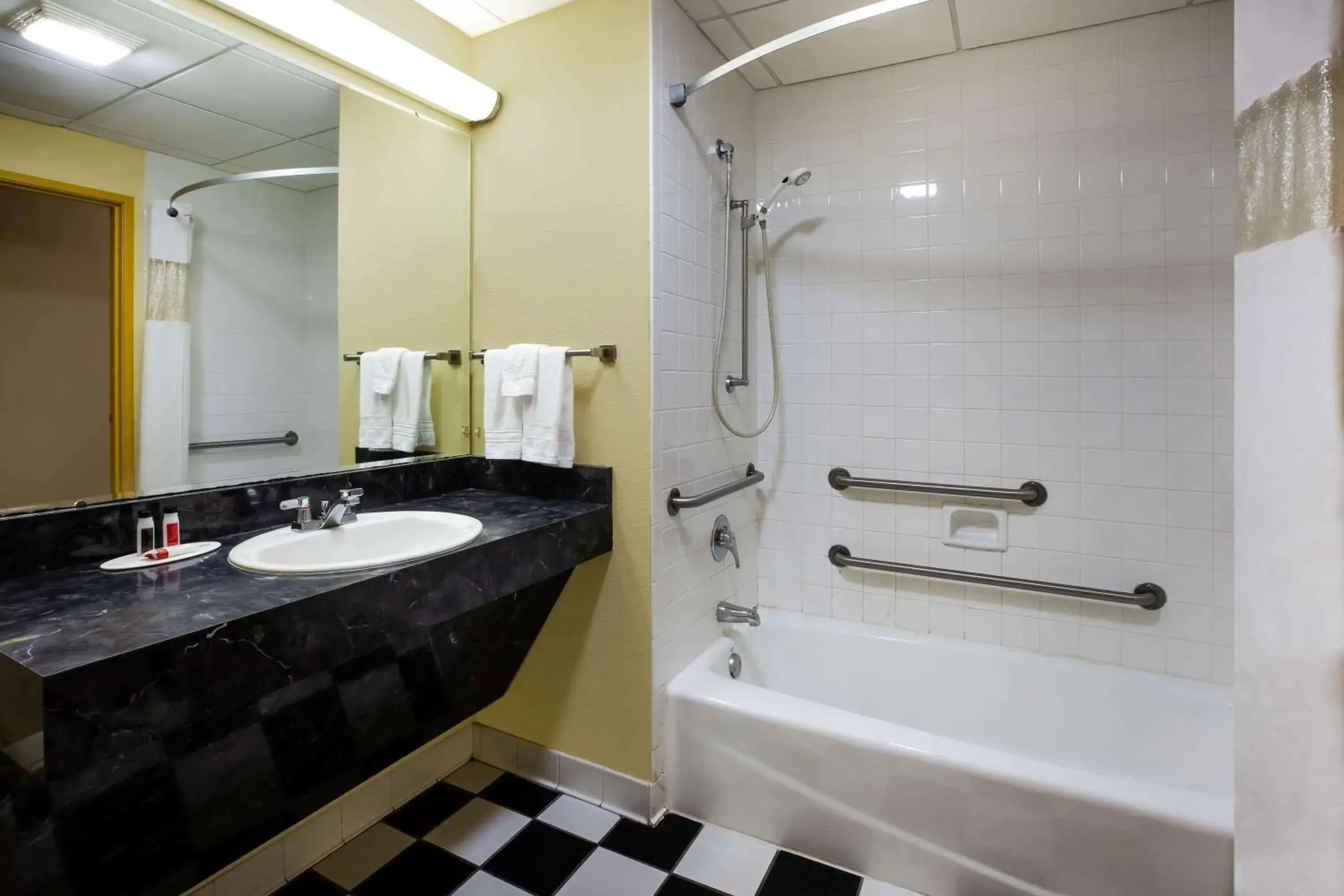 Queen Room - Disability Access/Non-Smoking in Days Inn by Wyndham Donegal Queen Room - Disability Access/Non-Smoking in Days Inn by Wyndham Donegal