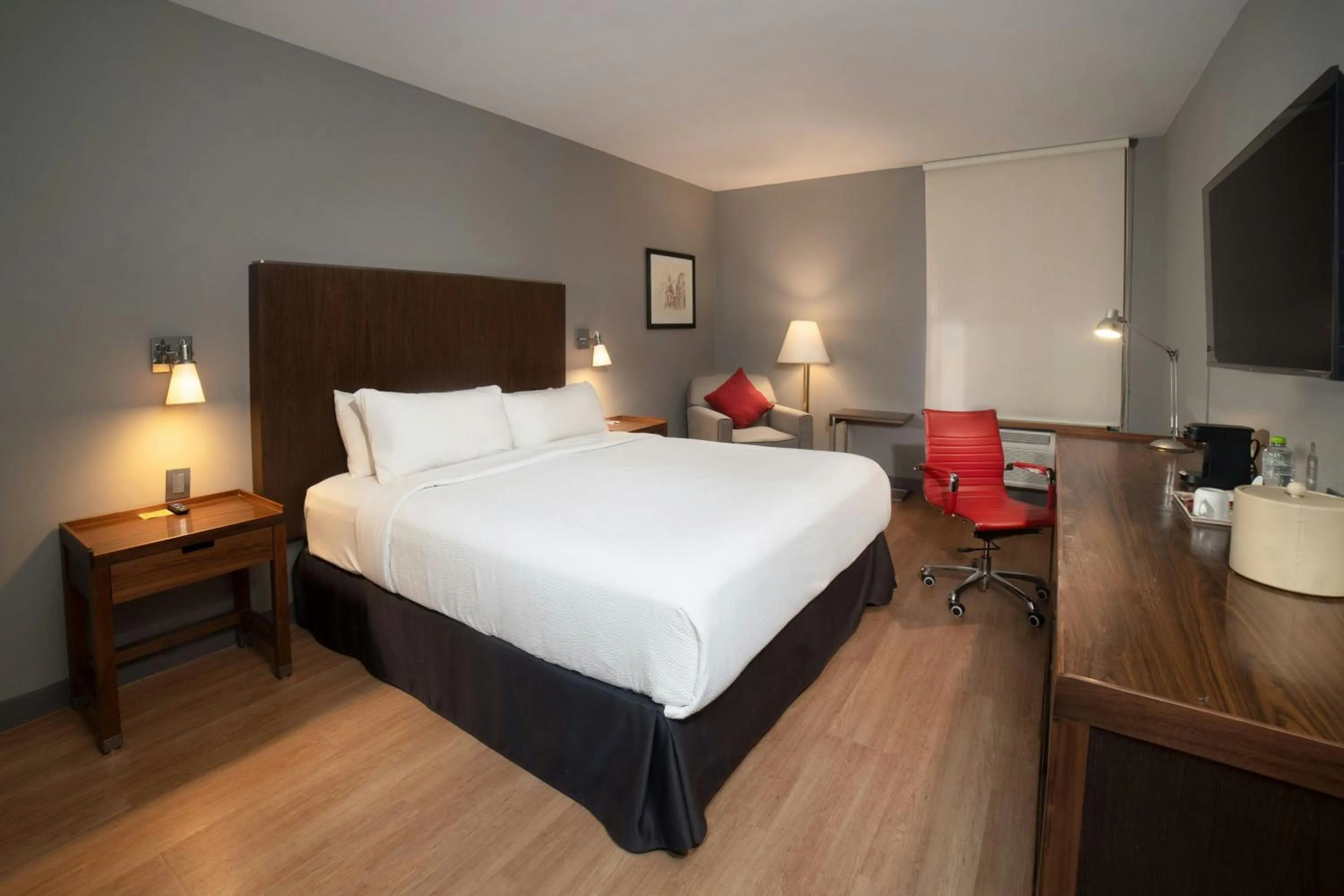 Photo of the whole room, Bed in Four Points by Sheraton Saltillo