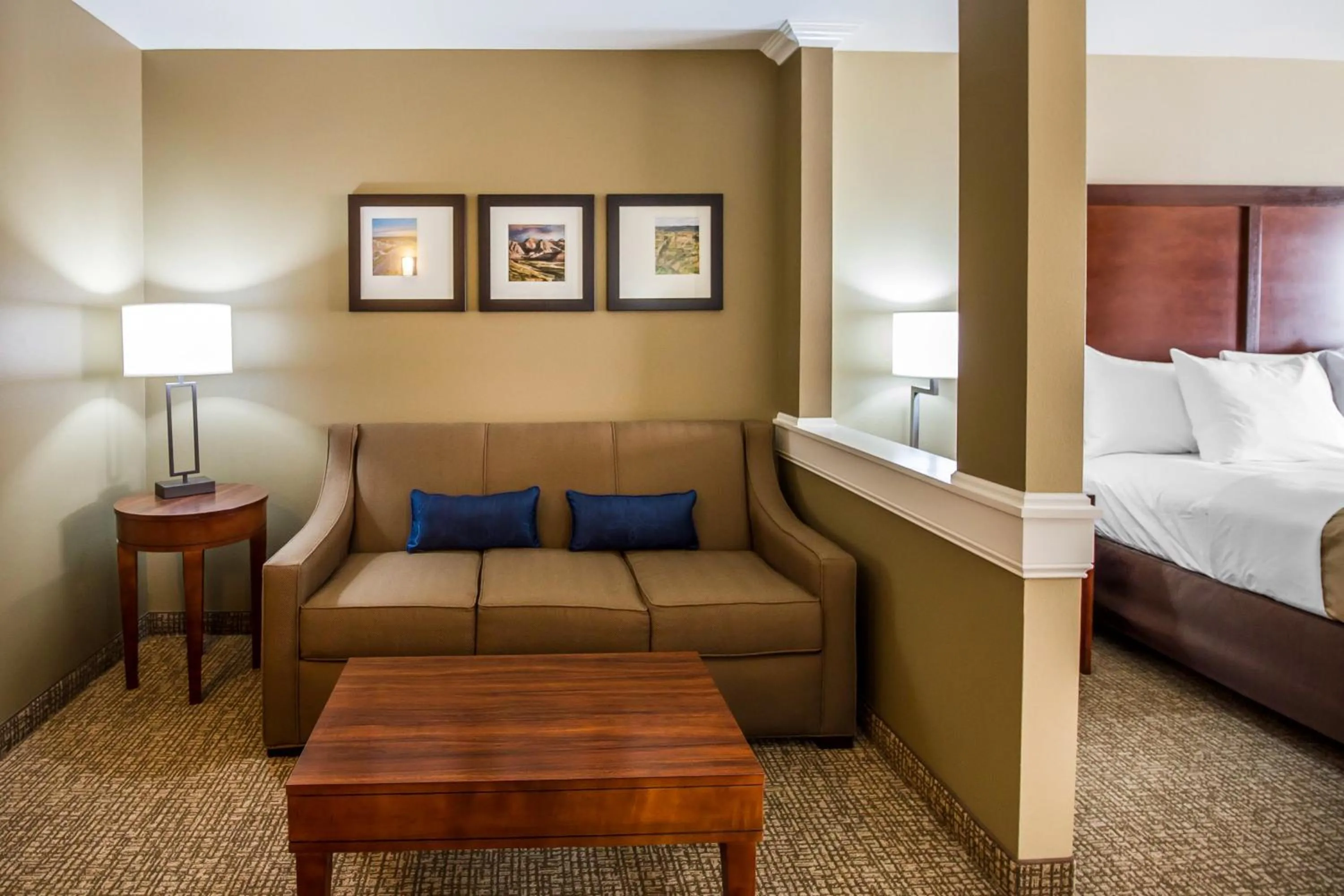 Seating area, Bed in Comfort Inn & Suites Mandan - Bismarck
