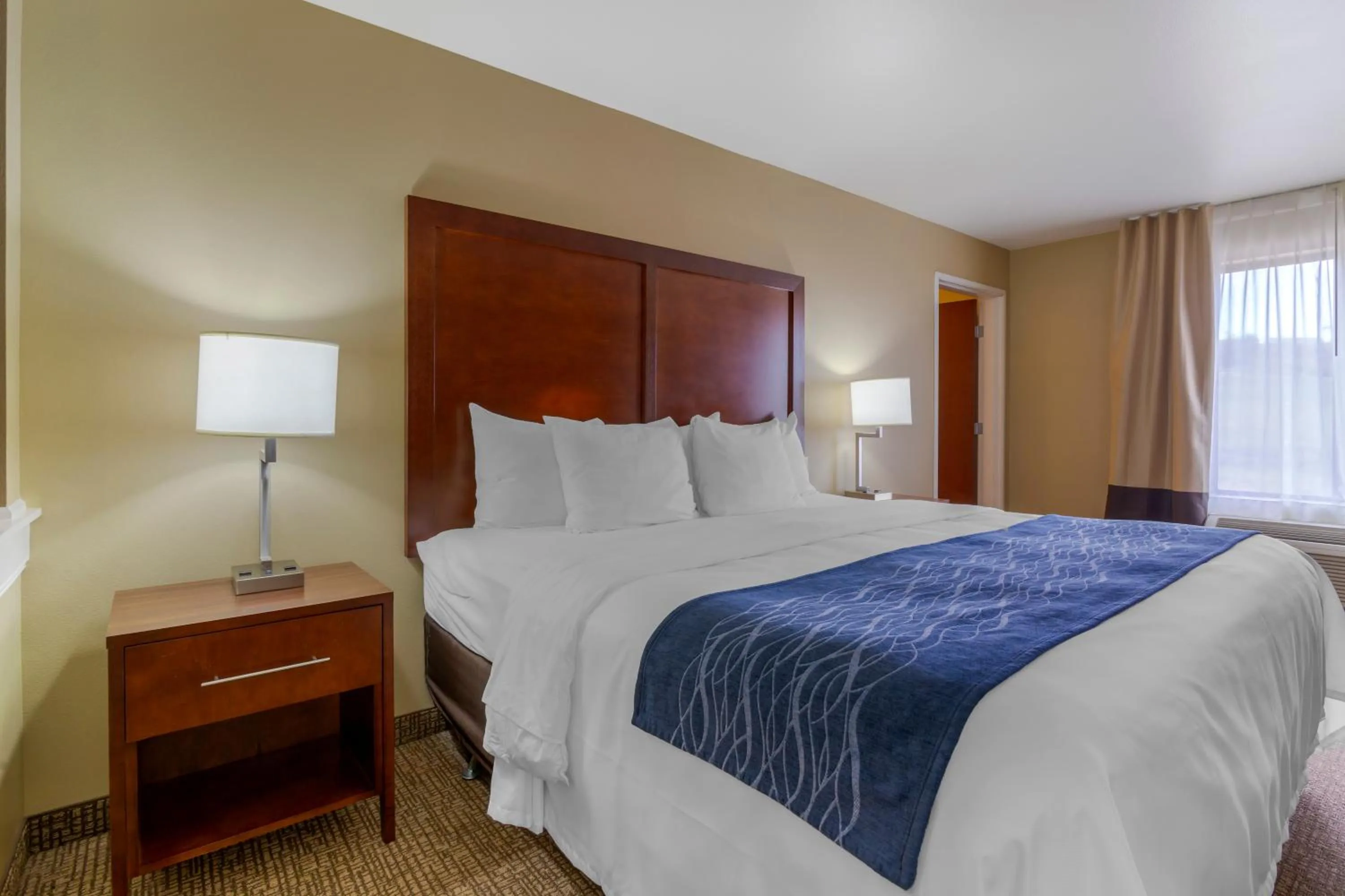 Photo of the whole room, Bed in Comfort Inn & Suites Mandan - Bismarck