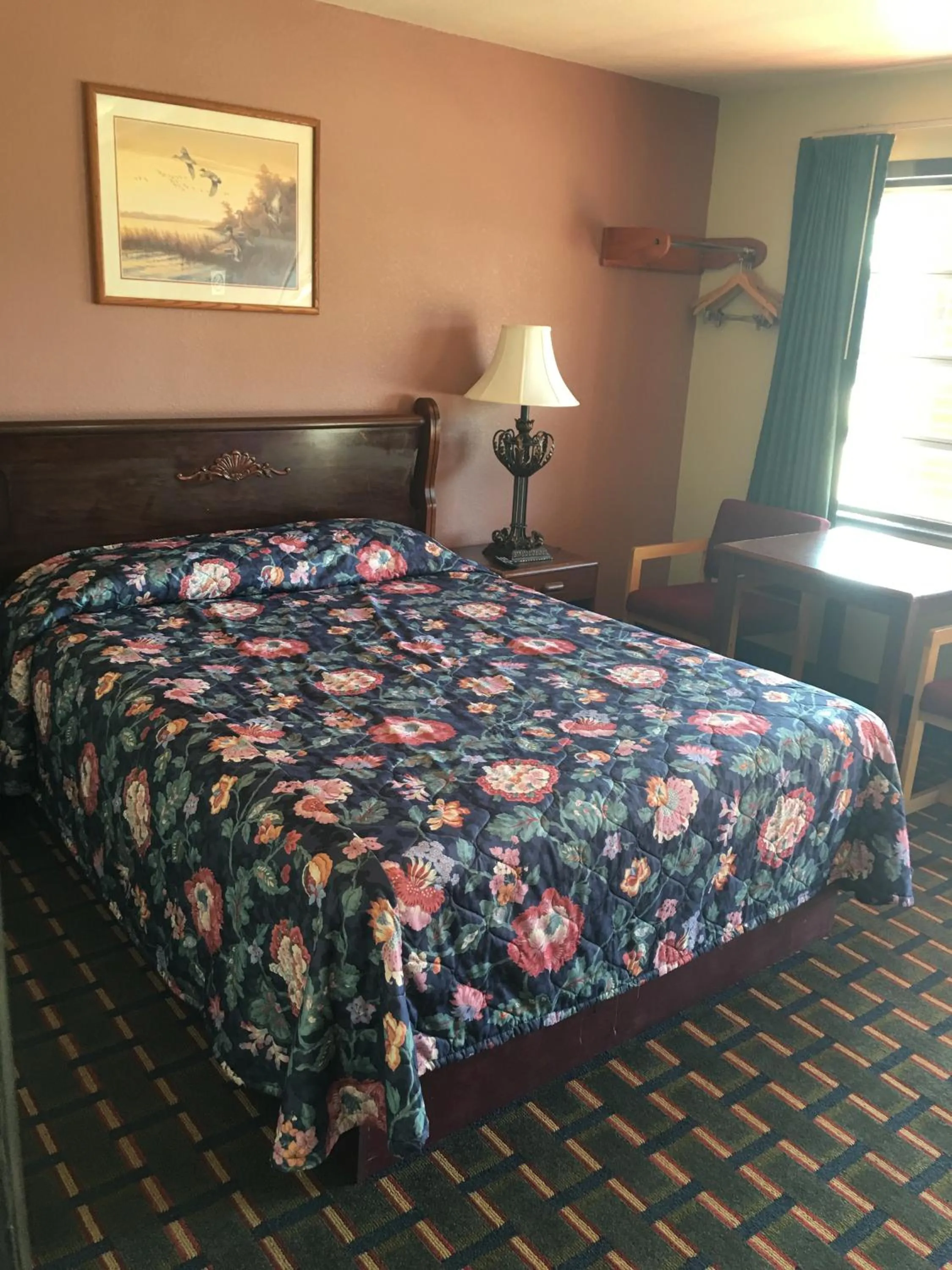 Bed in Best Value Inn Motel Sandusky