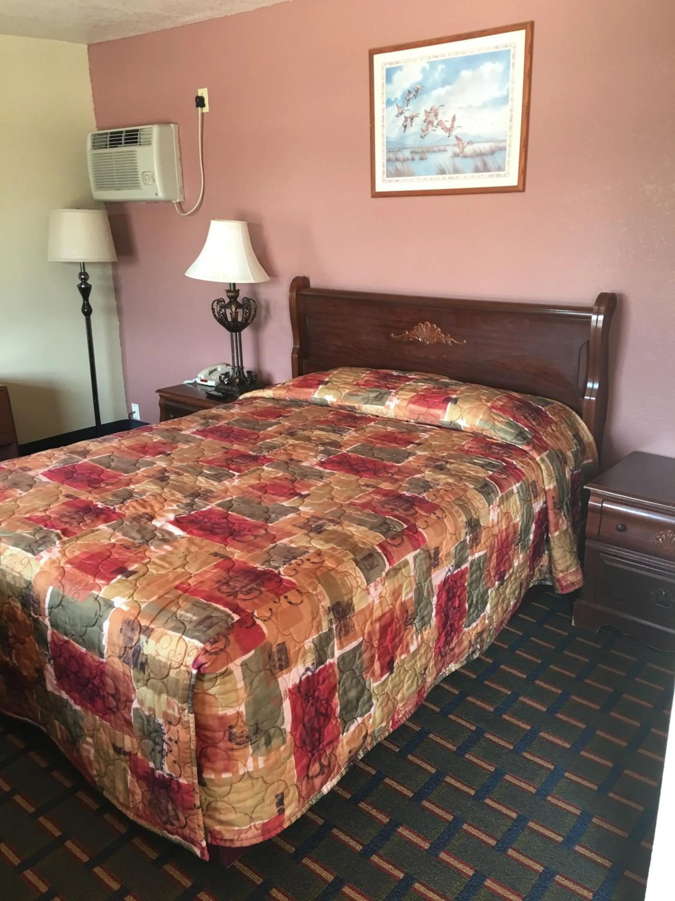 Bedroom, Bed in Best Value Inn Motel Sandusky