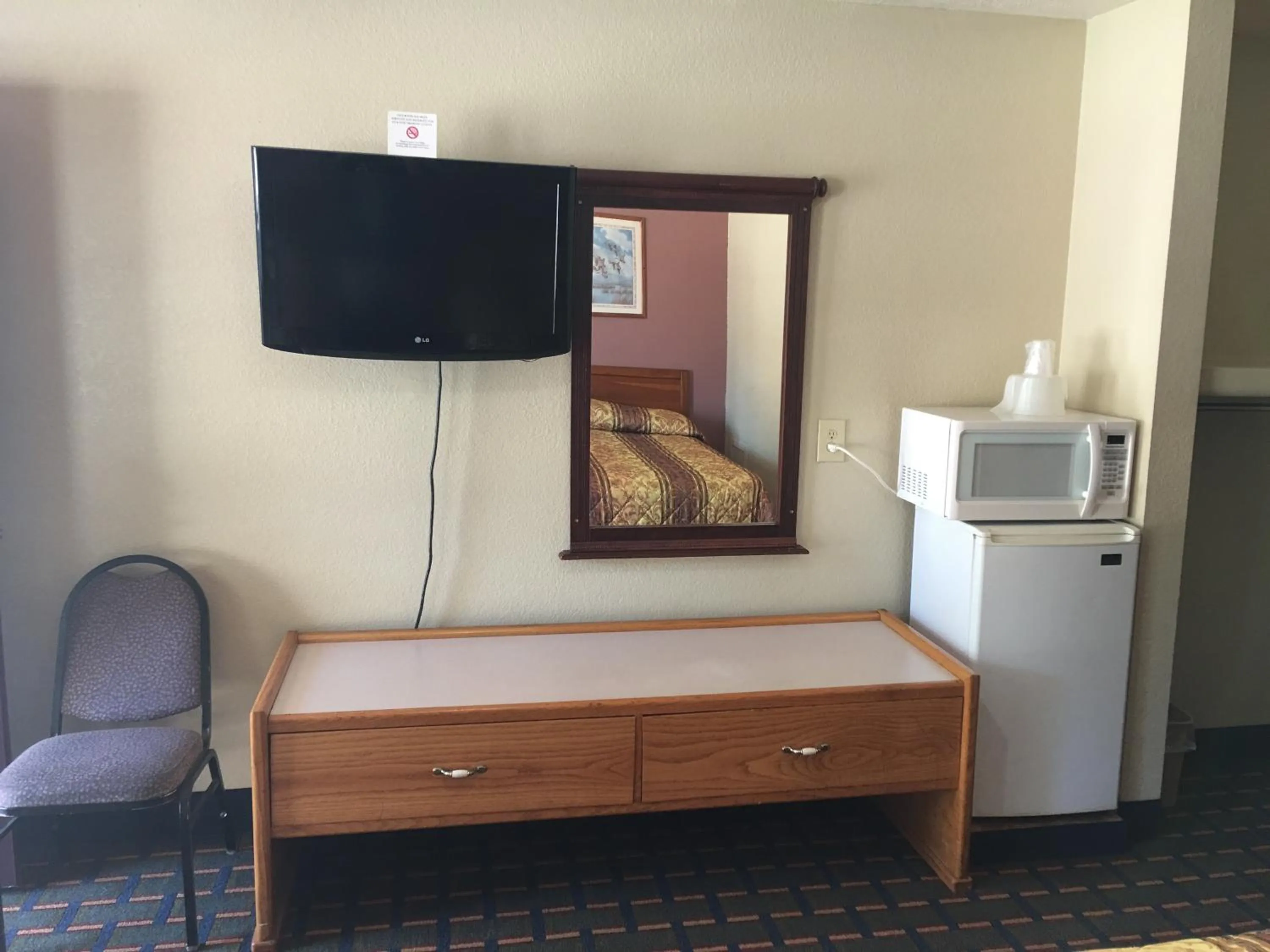 TV and multimedia in Best Value Inn Motel Sandusky
