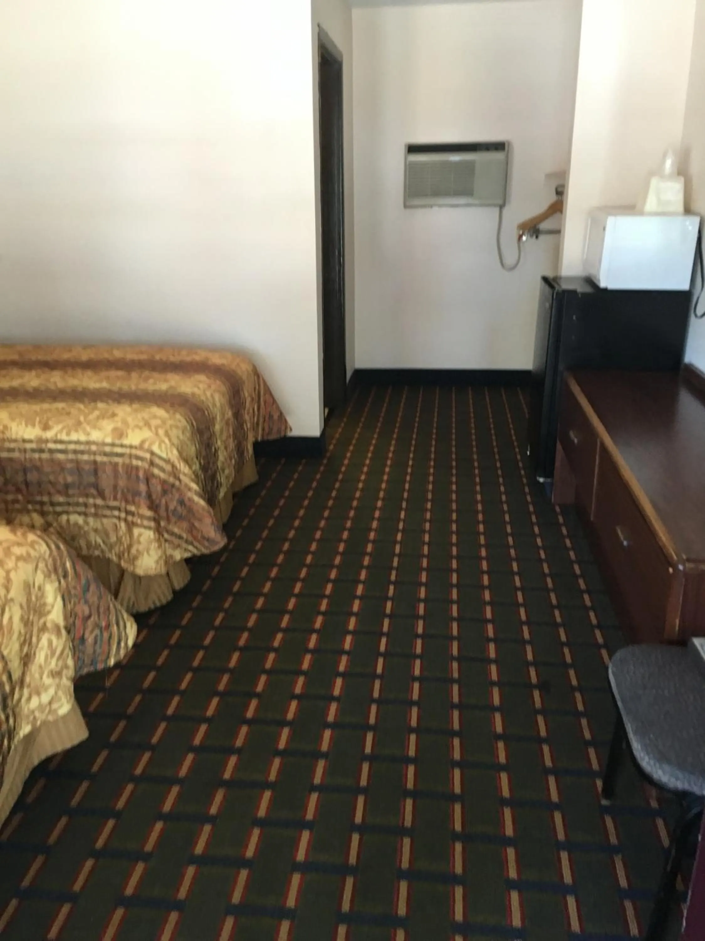 Photo of the whole room, Bed in Best Value Inn Motel Sandusky