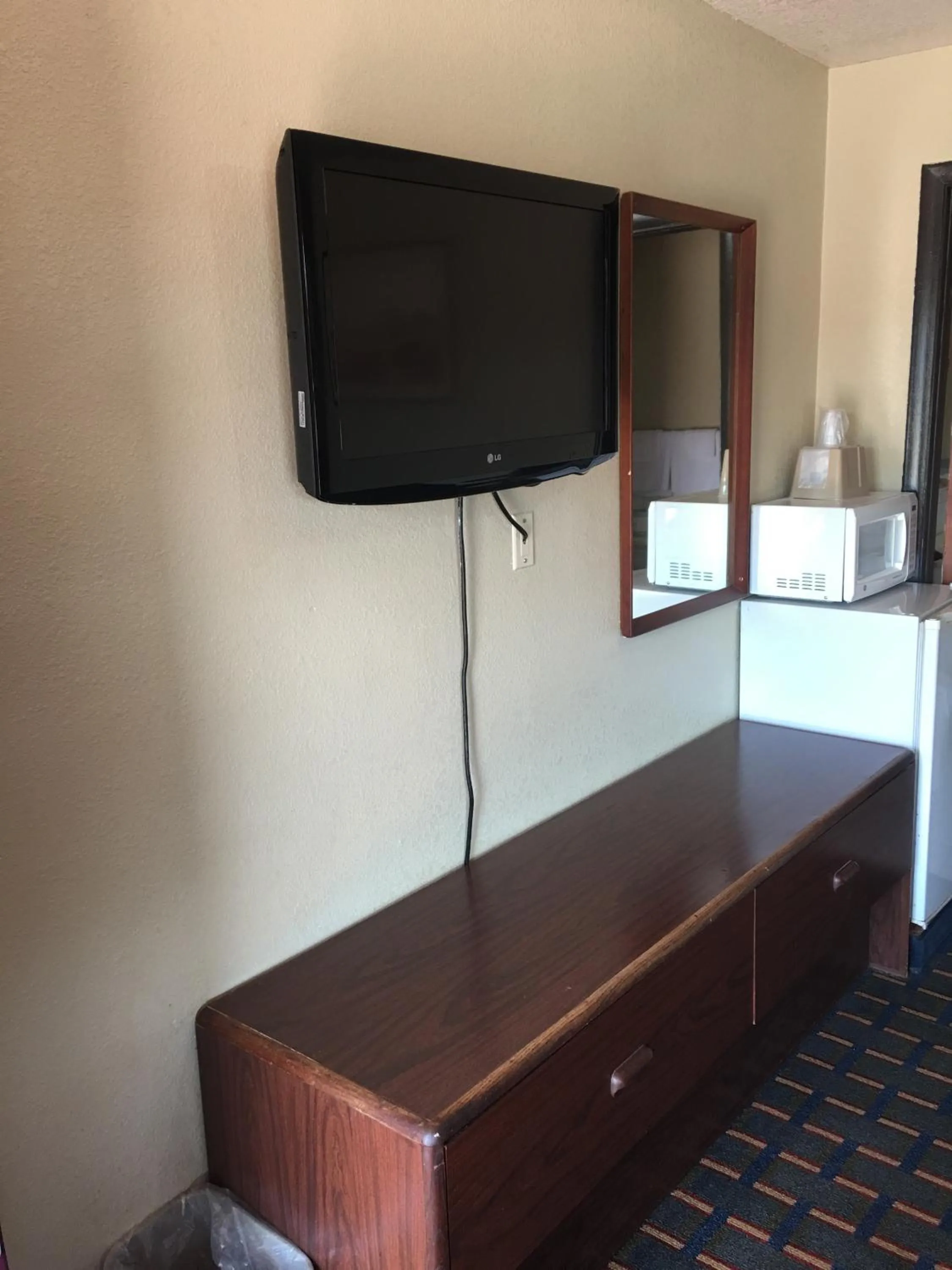 TV and multimedia in Best Value Inn Motel Sandusky
