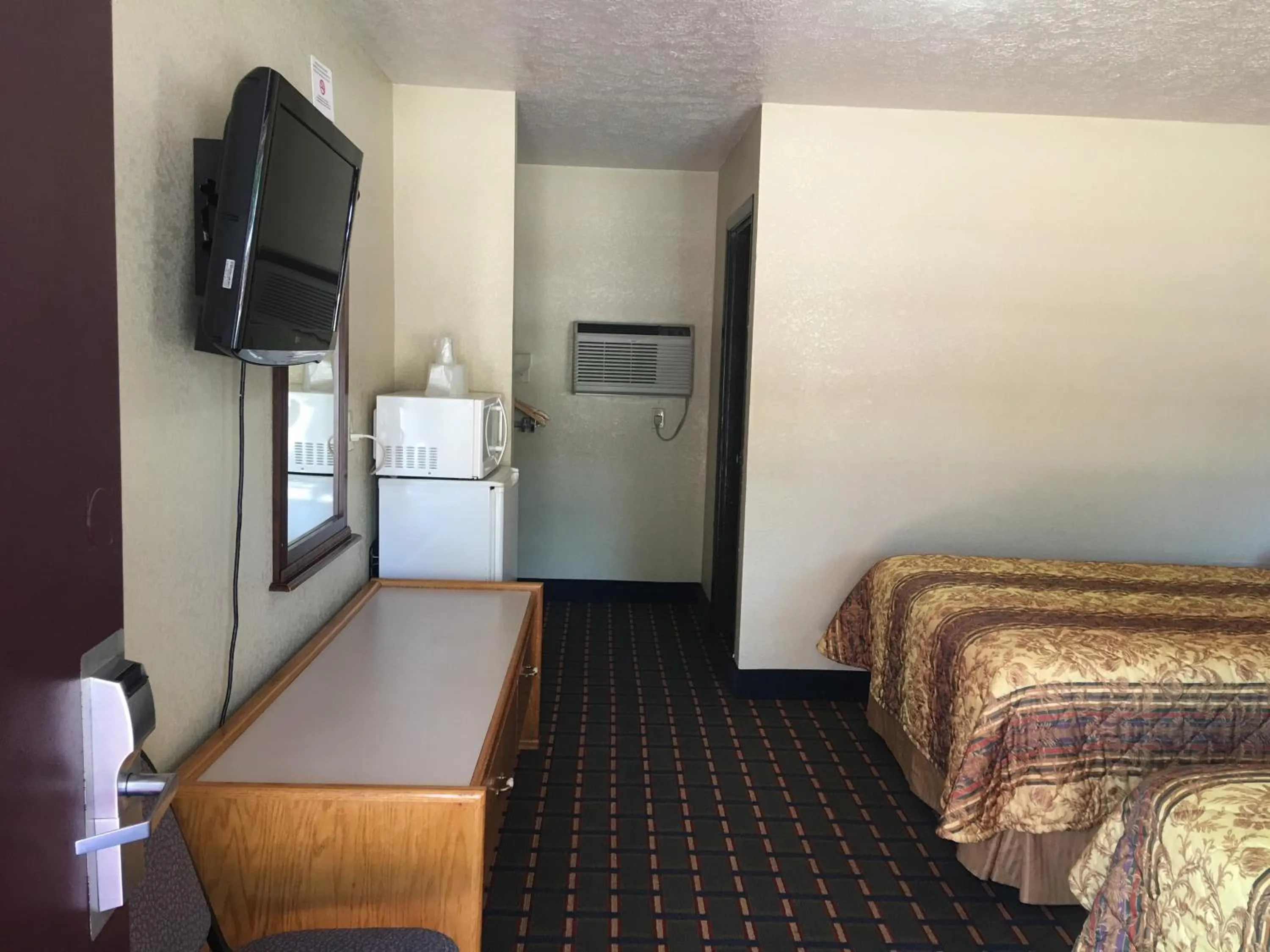 Photo of the whole room, Bed in Best Value Inn Motel Sandusky