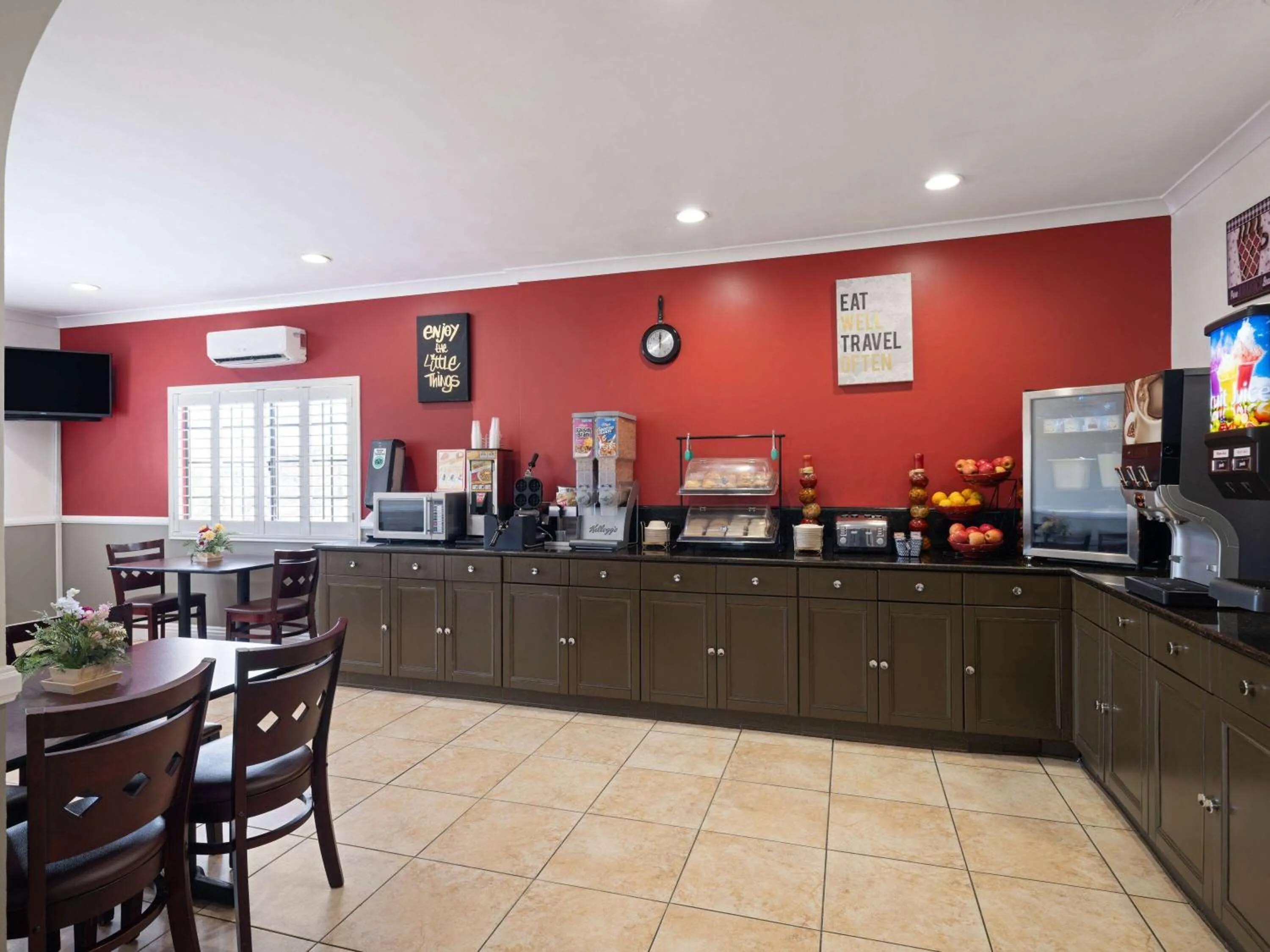 Restaurant/places to eat in Ramada by Wyndham San Diego Poway Miramar