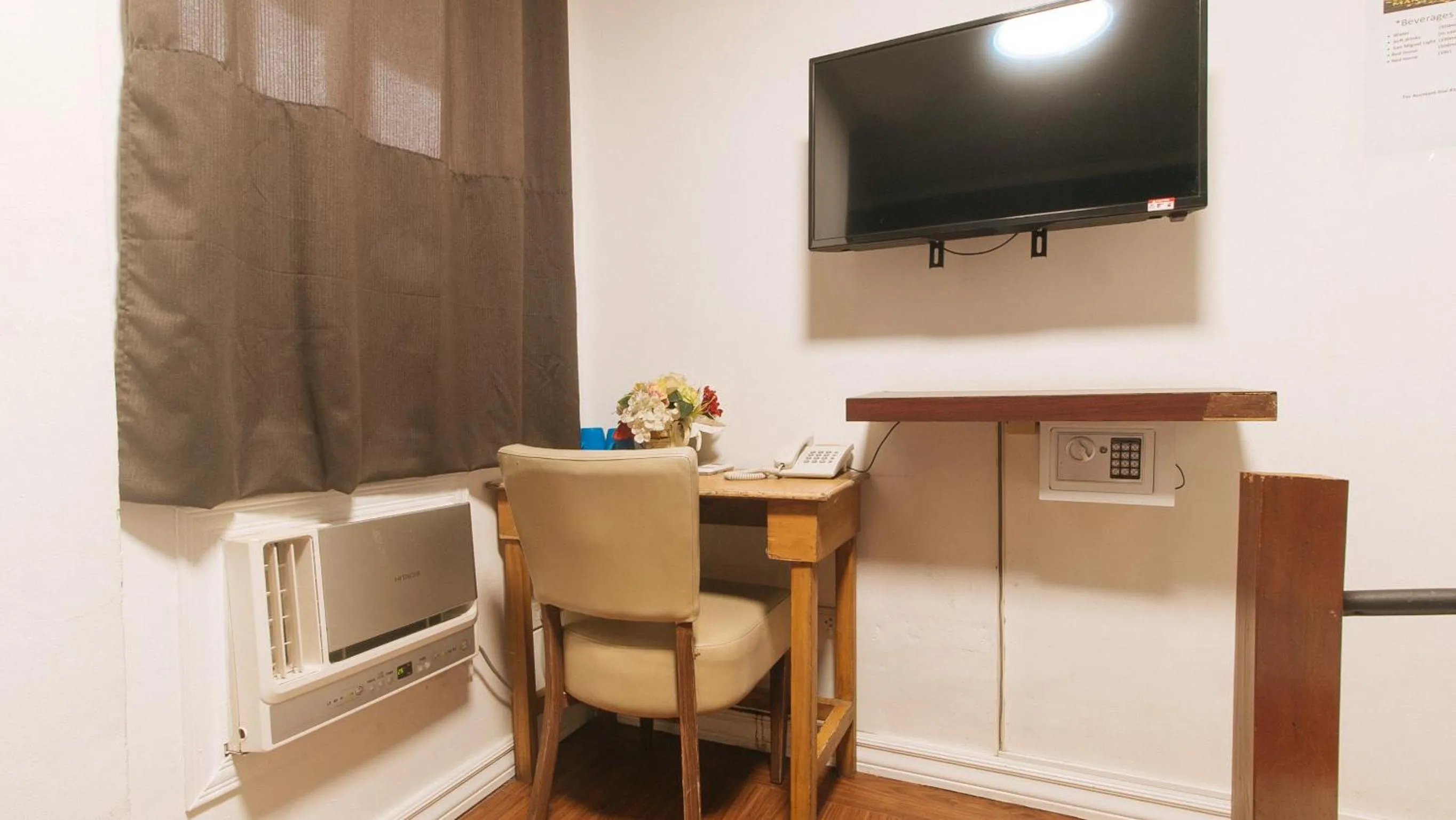 TV and multimedia in RedDoorz at Emperor Manila Boutique Hotel