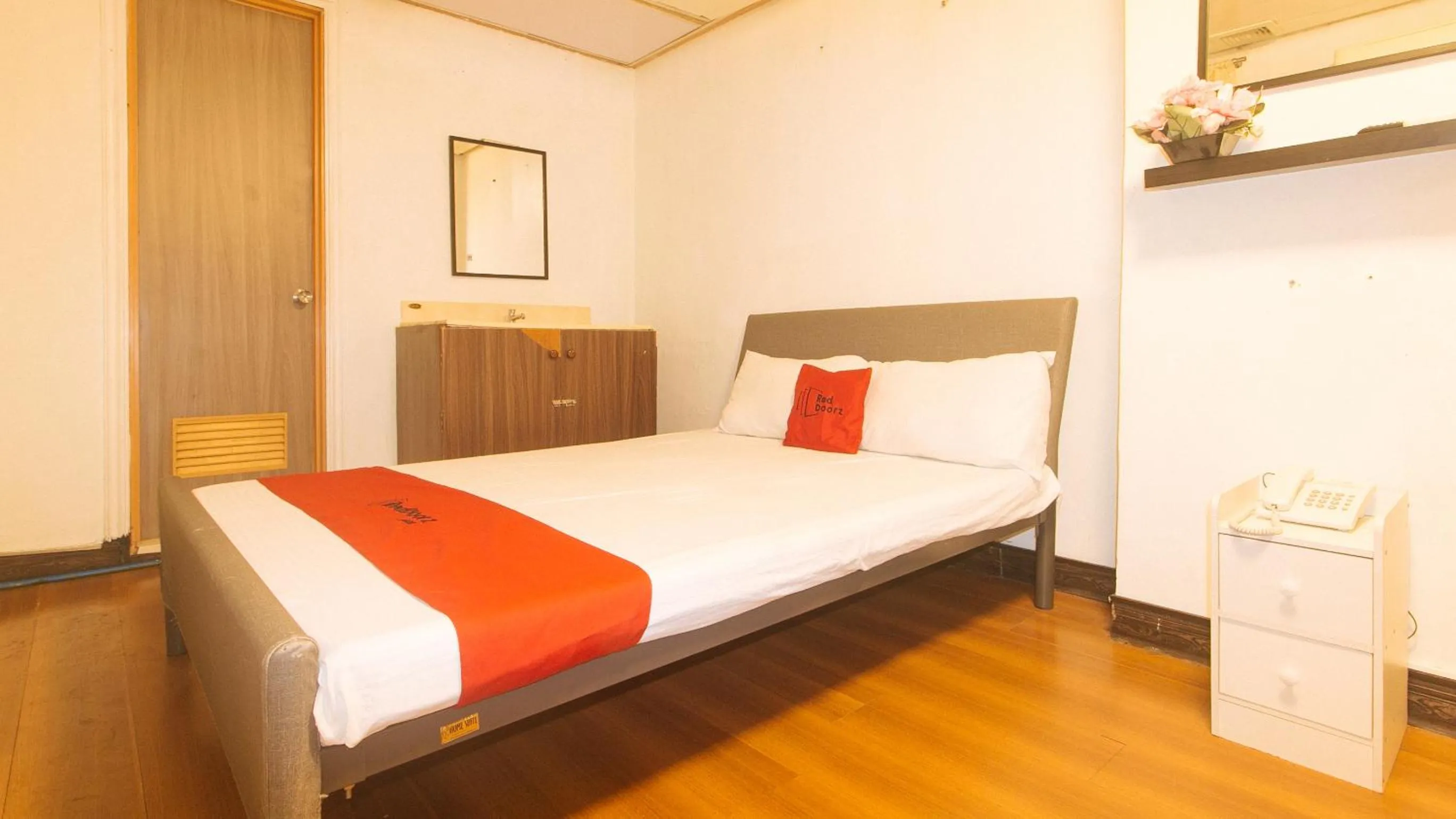 Bed in RedDoorz at Emperor Manila Boutique Hotel