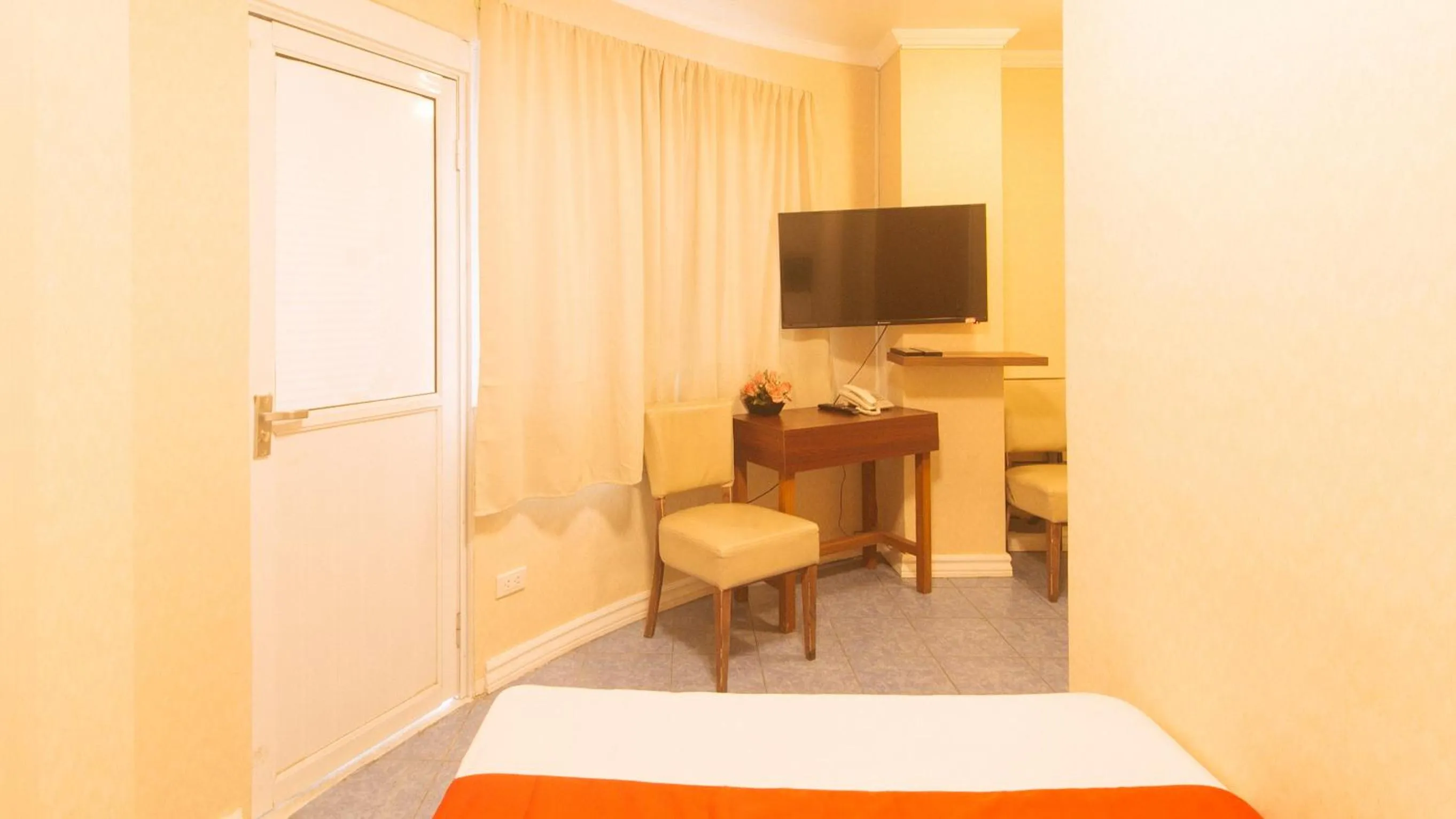 TV and multimedia, Bed in RedDoorz at Emperor Manila Boutique Hotel