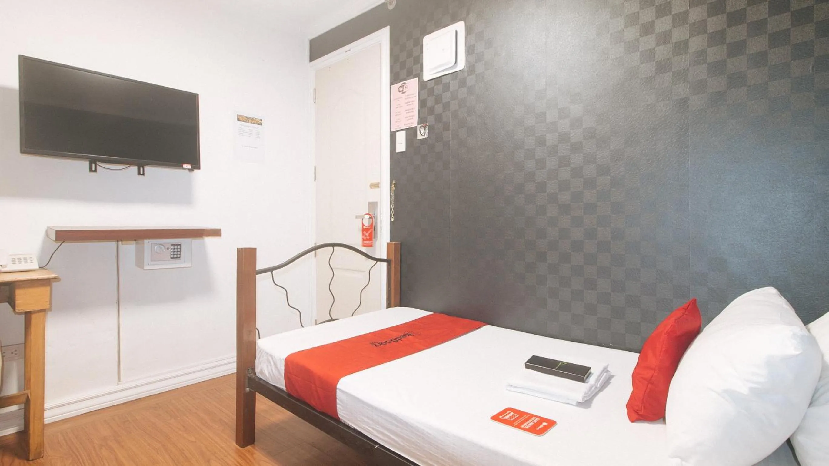 TV and multimedia, Bed in RedDoorz at Emperor Manila Boutique Hotel