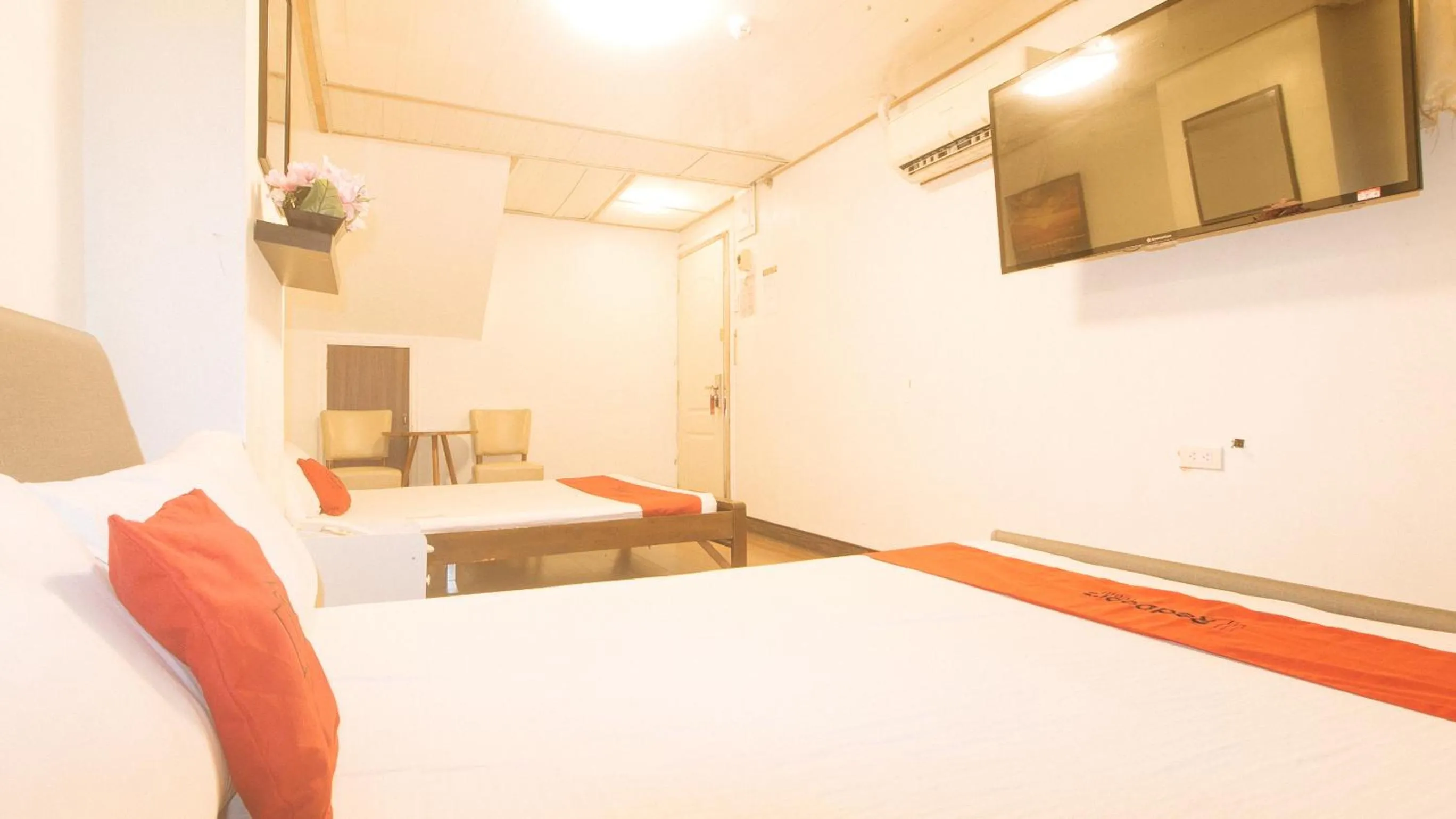 TV and multimedia, Bed in RedDoorz at Emperor Manila Boutique Hotel