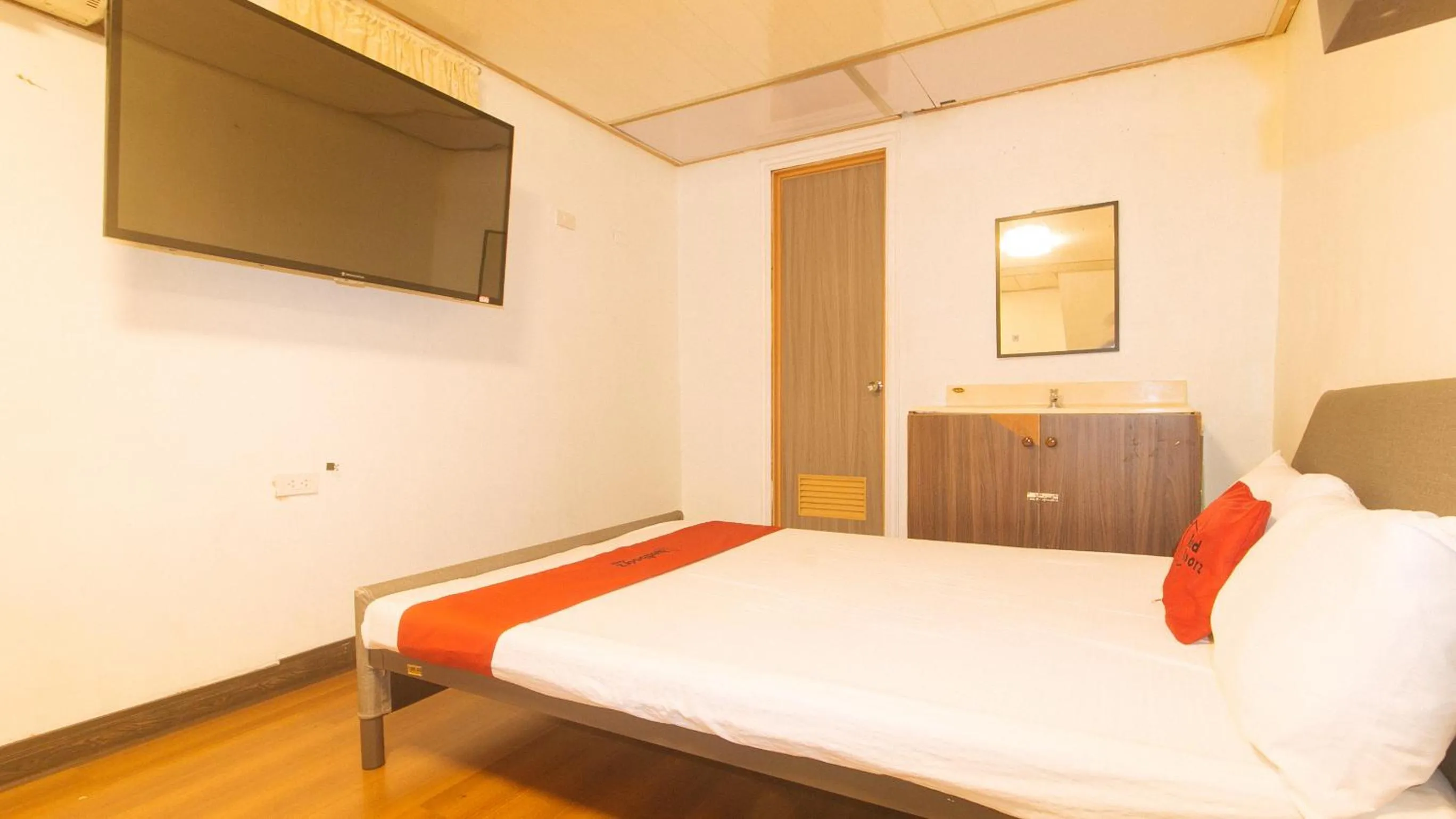 TV and multimedia, Bed in RedDoorz at Emperor Manila Boutique Hotel