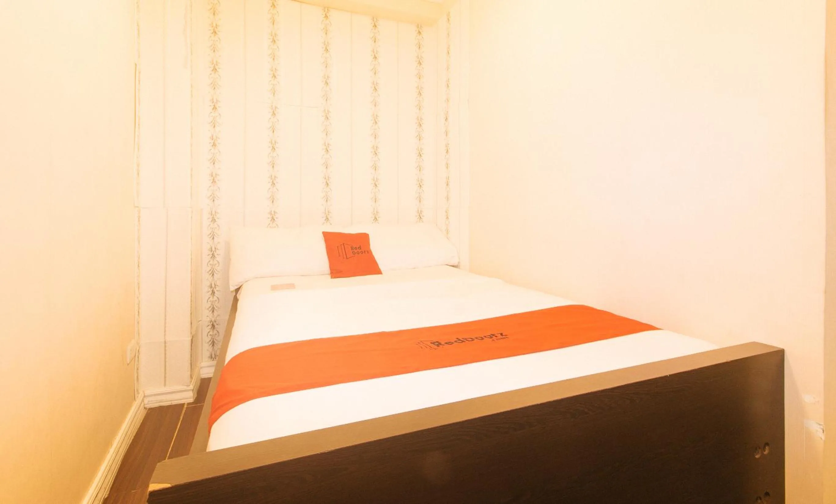 Photo of the whole room, Bed in RedDoorz at Emperor Manila Boutique Hotel