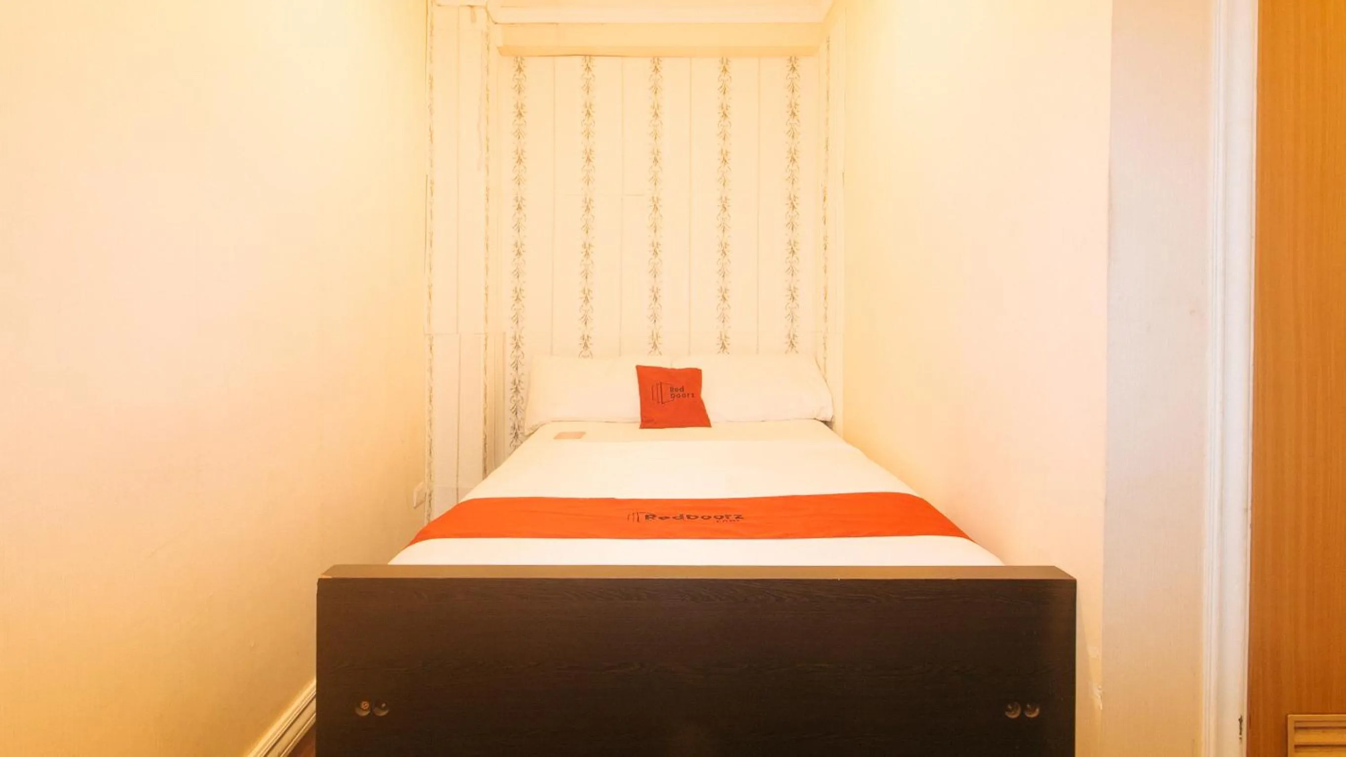 Bed in RedDoorz at Emperor Manila Boutique Hotel