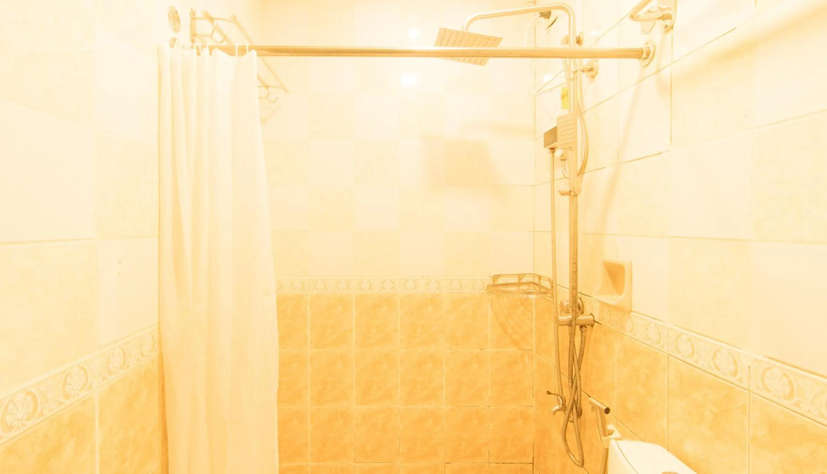 Shower in RedDoorz at Emperor Manila Boutique Hotel