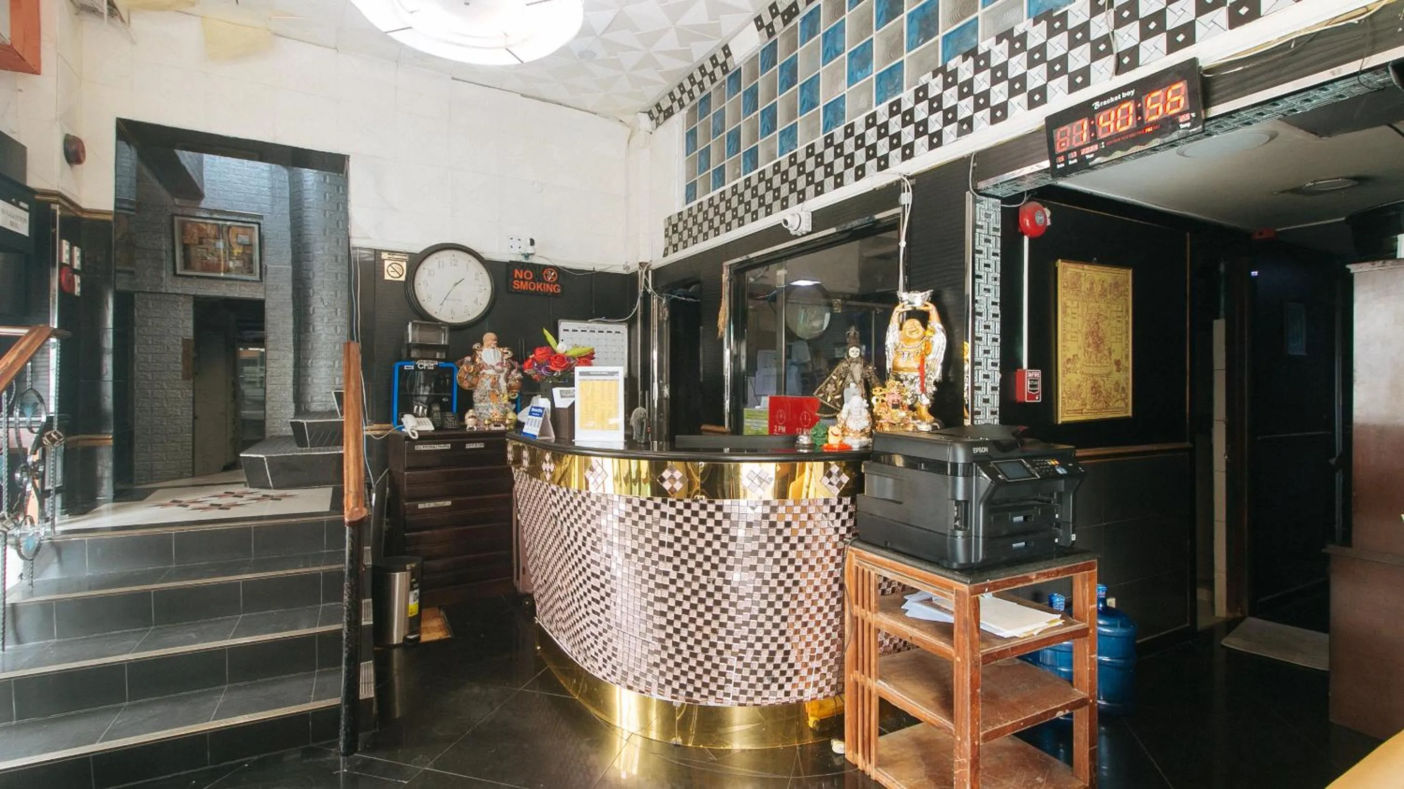 Lobby or reception in RedDoorz at Emperor Manila Boutique Hotel