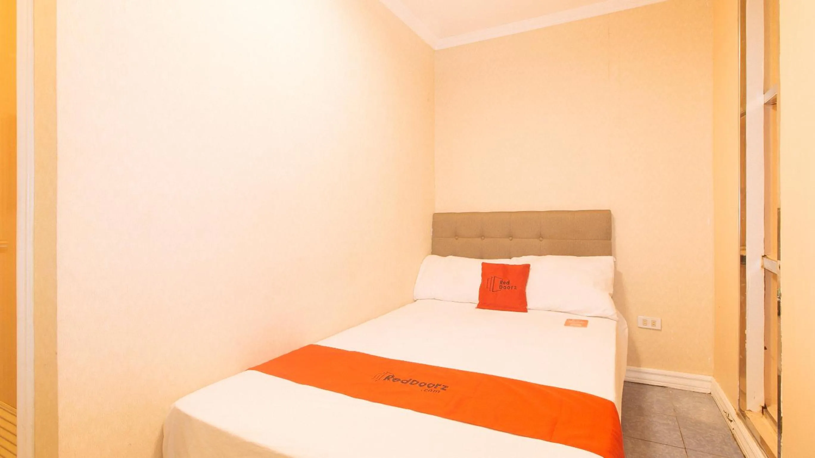 Photo of the whole room, Bed in RedDoorz at Emperor Manila Boutique Hotel