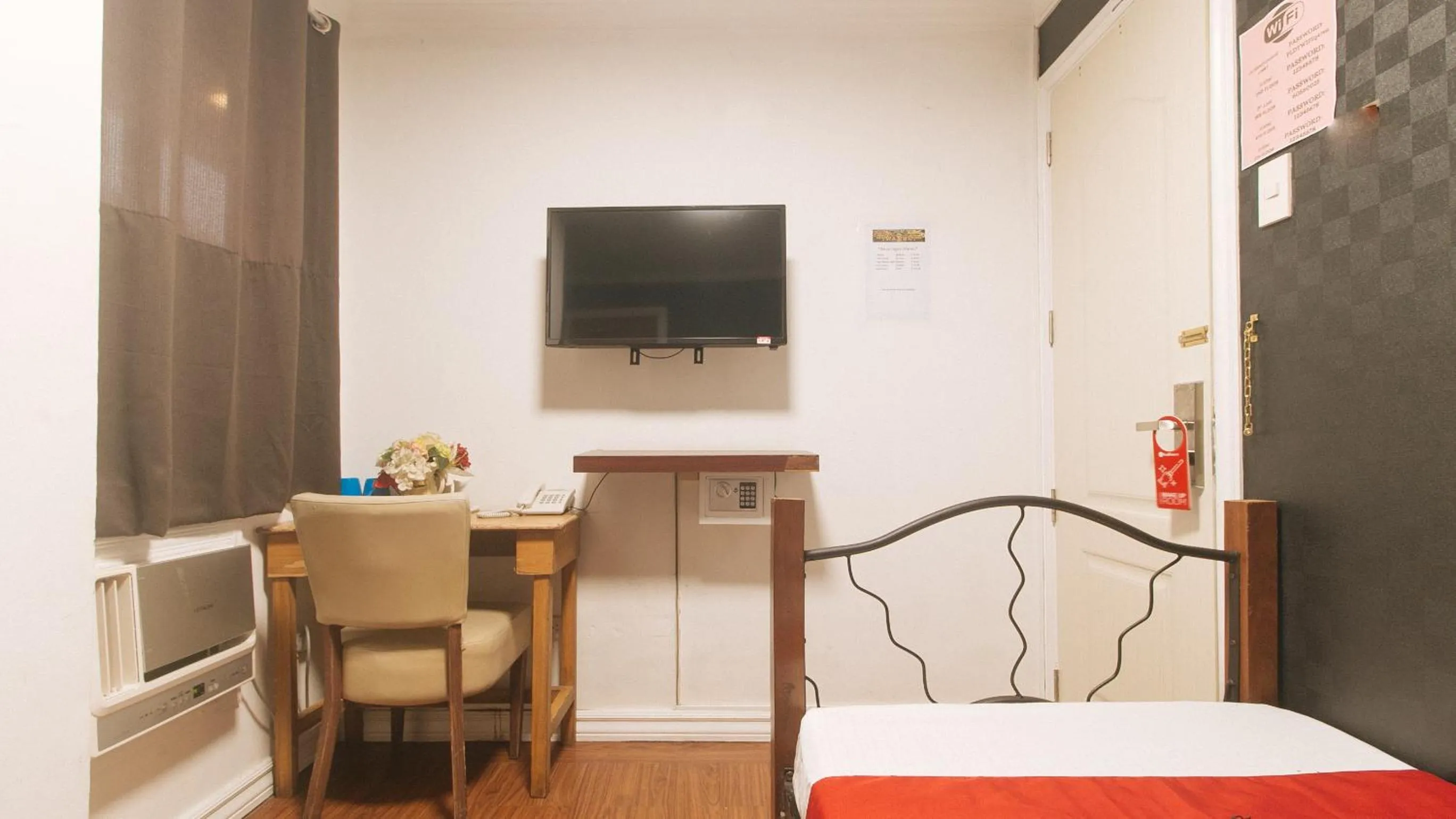 TV and multimedia, Bed in RedDoorz at Emperor Manila Boutique Hotel