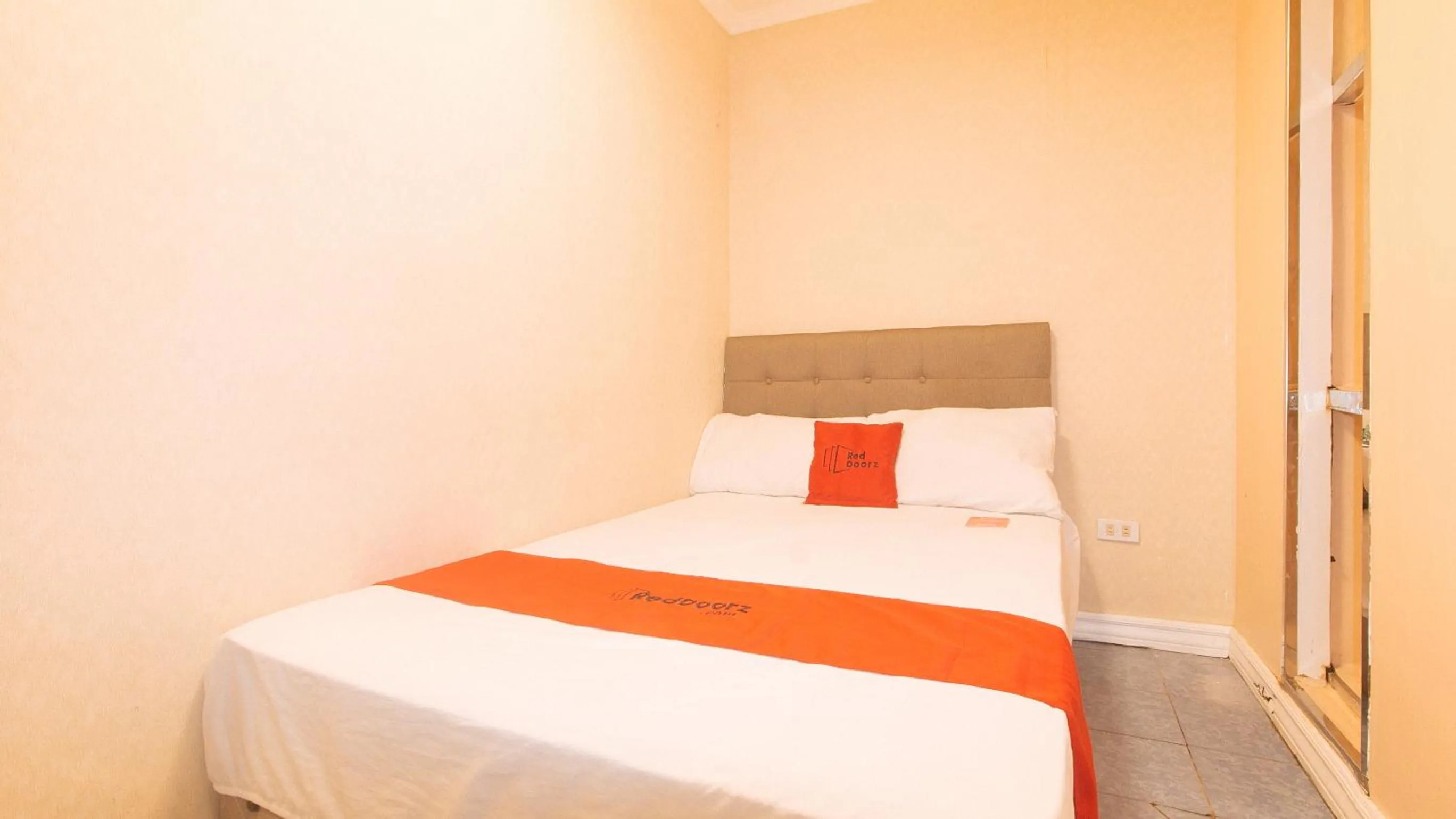 Photo of the whole room, Bed in RedDoorz at Emperor Manila Boutique Hotel