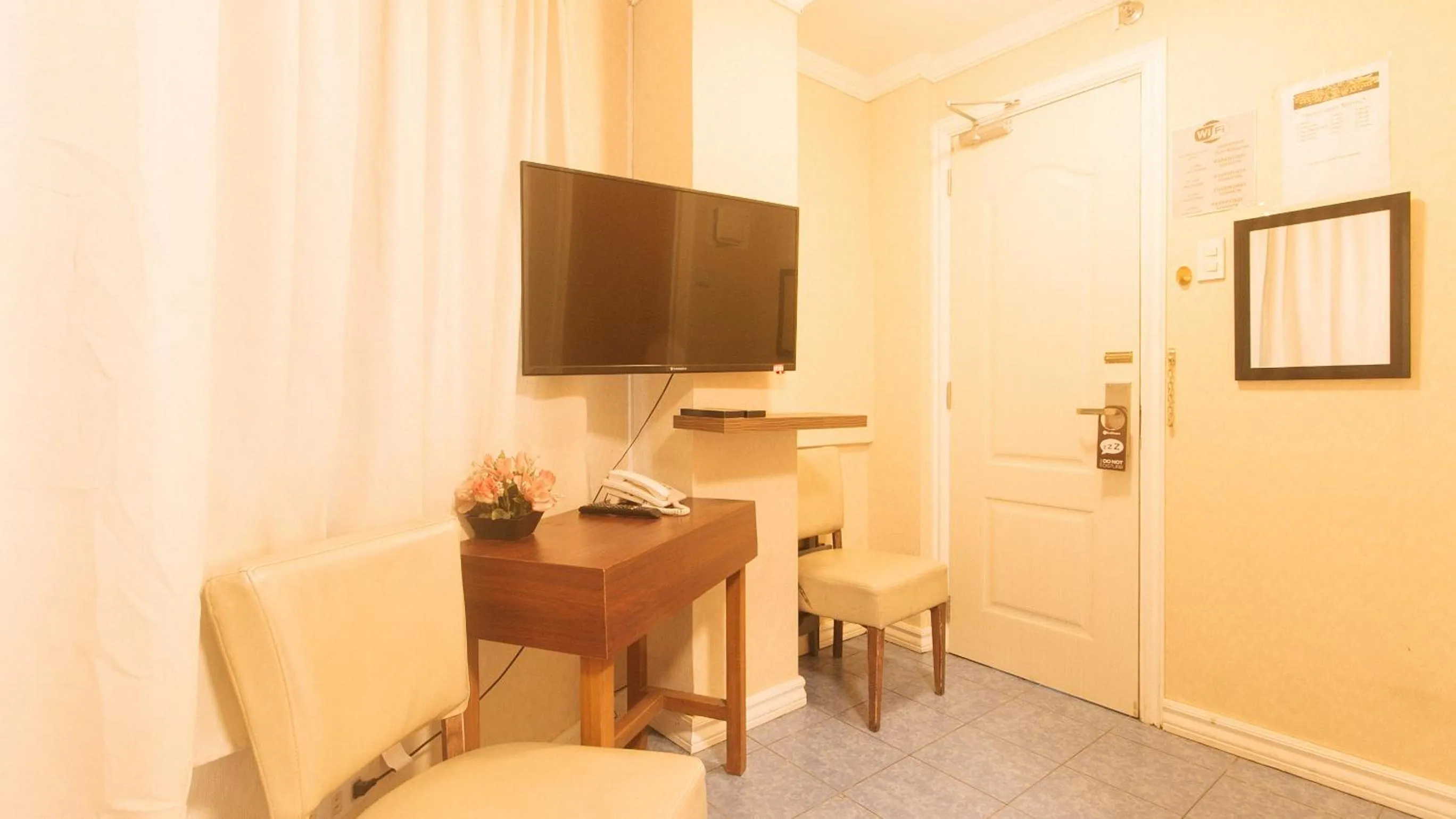 TV and multimedia in RedDoorz at Emperor Manila Boutique Hotel