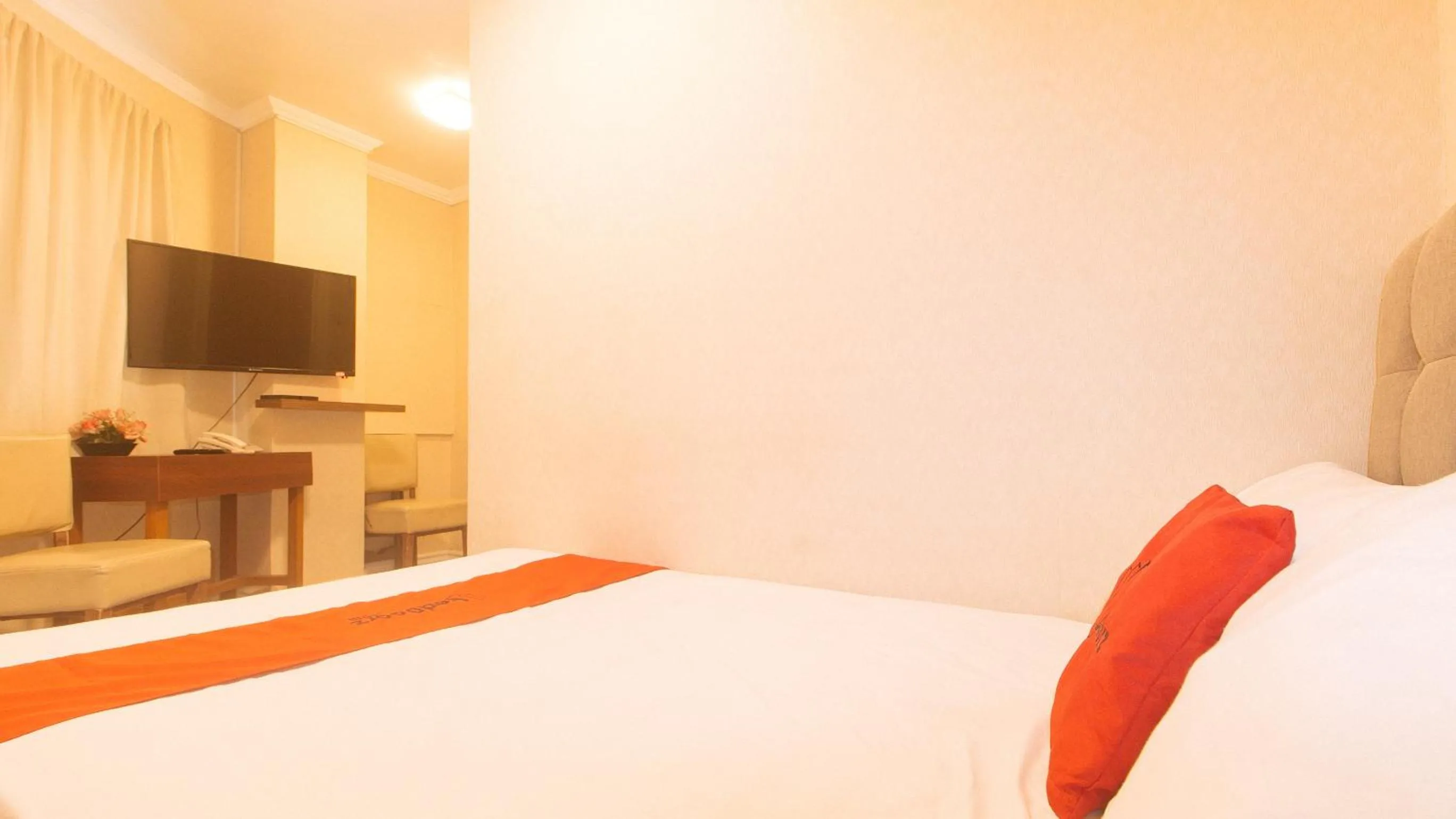 TV and multimedia, Bed in RedDoorz at Emperor Manila Boutique Hotel