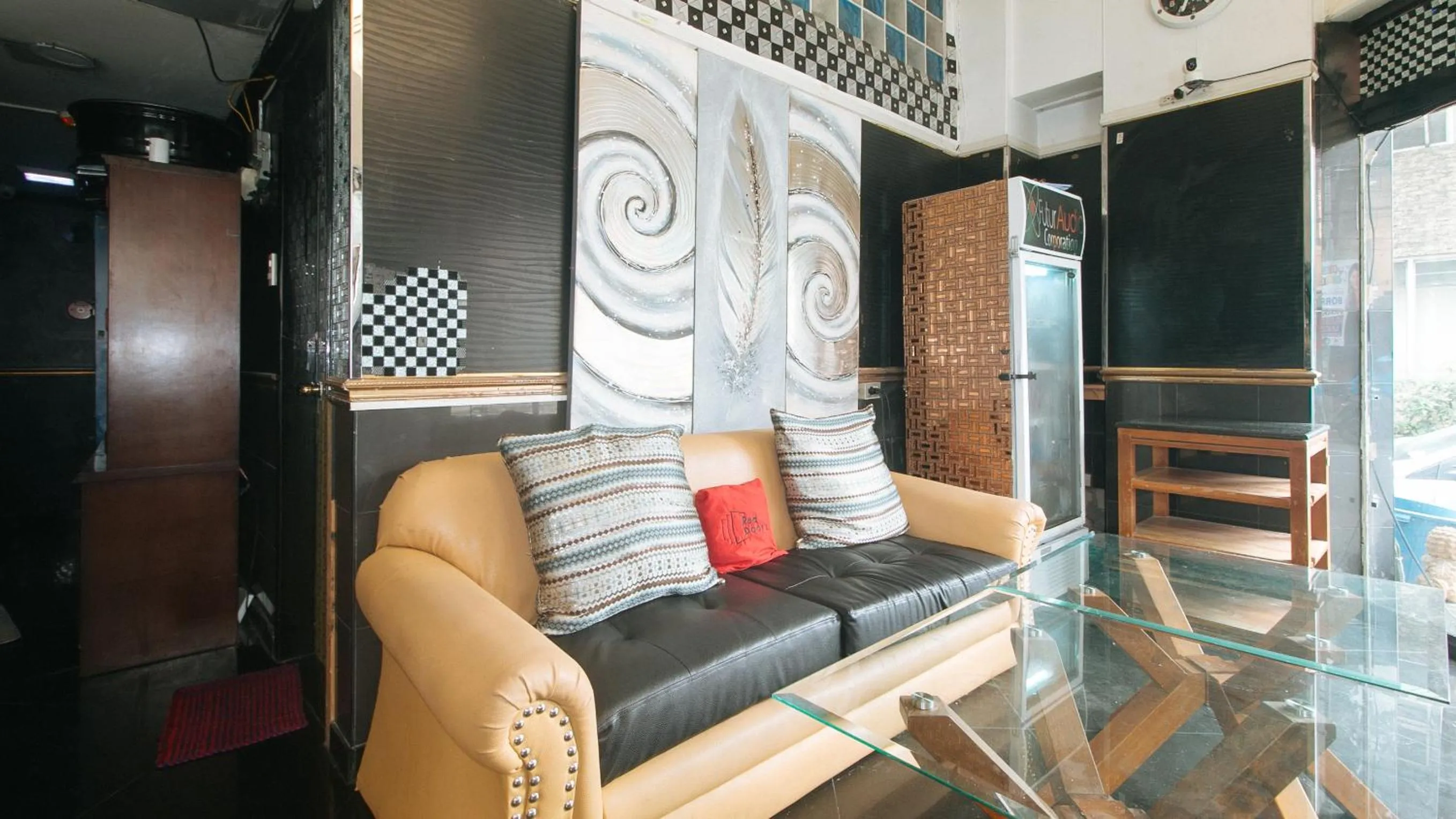 Seating area in RedDoorz at Emperor Manila Boutique Hotel