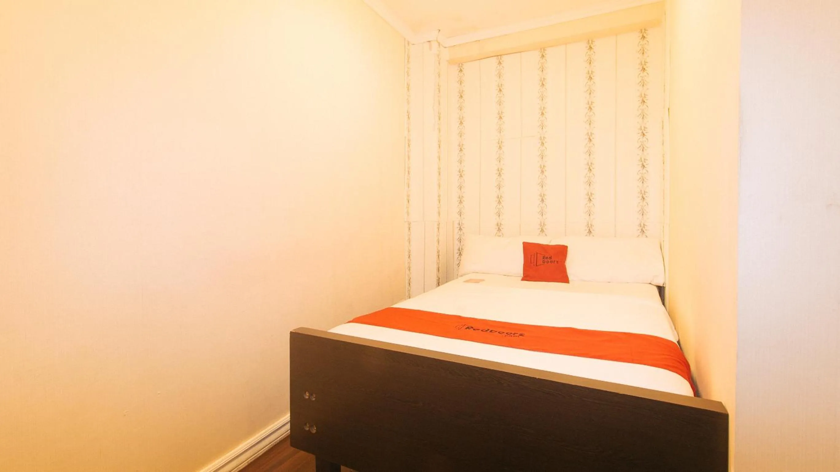 Photo of the whole room, Bed in RedDoorz at Emperor Manila Boutique Hotel
