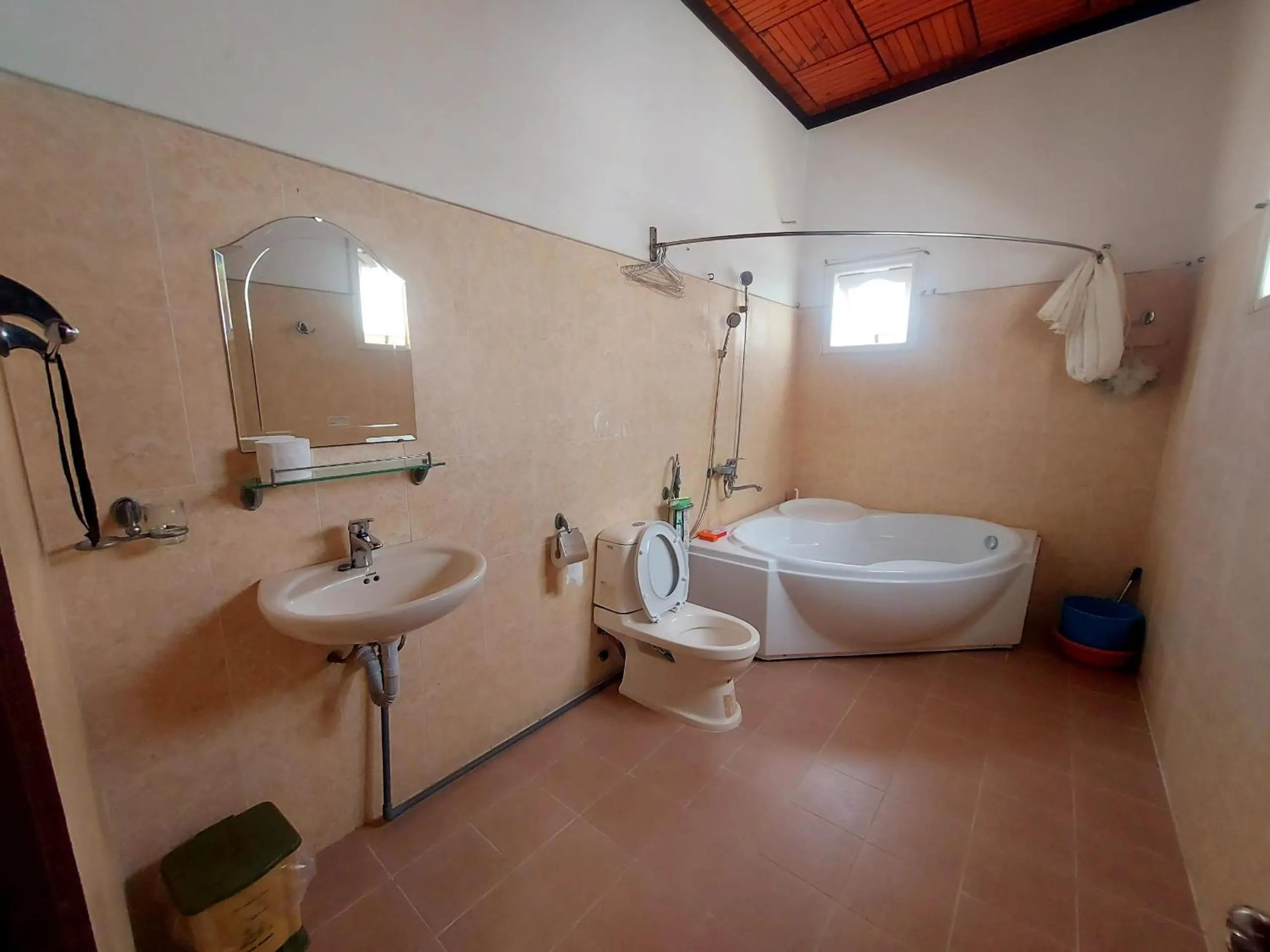 Bathroom, Bed in OYO 1244 H&k Villa