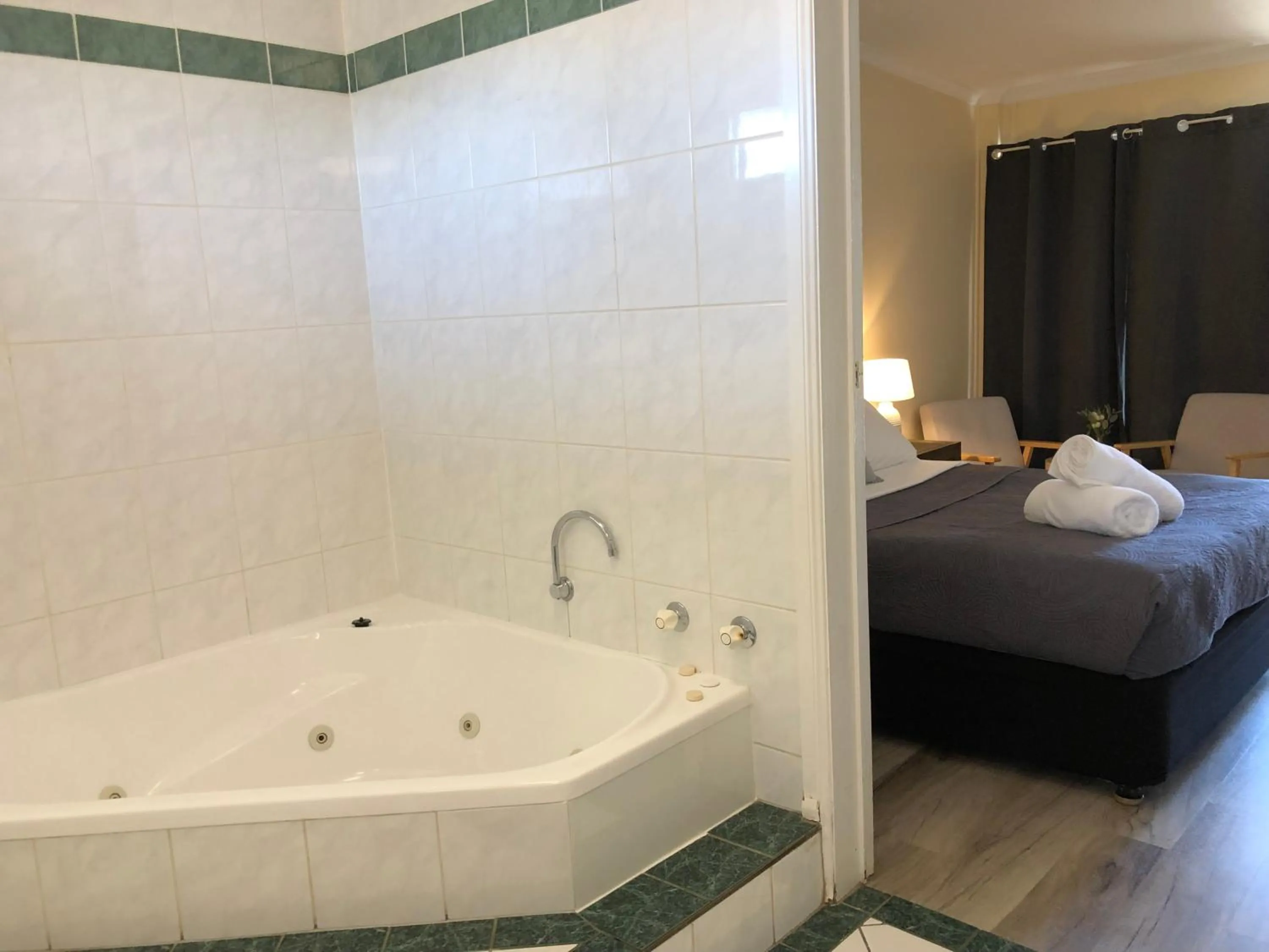 Hot Tub, Bed in Jackie Howe Motel