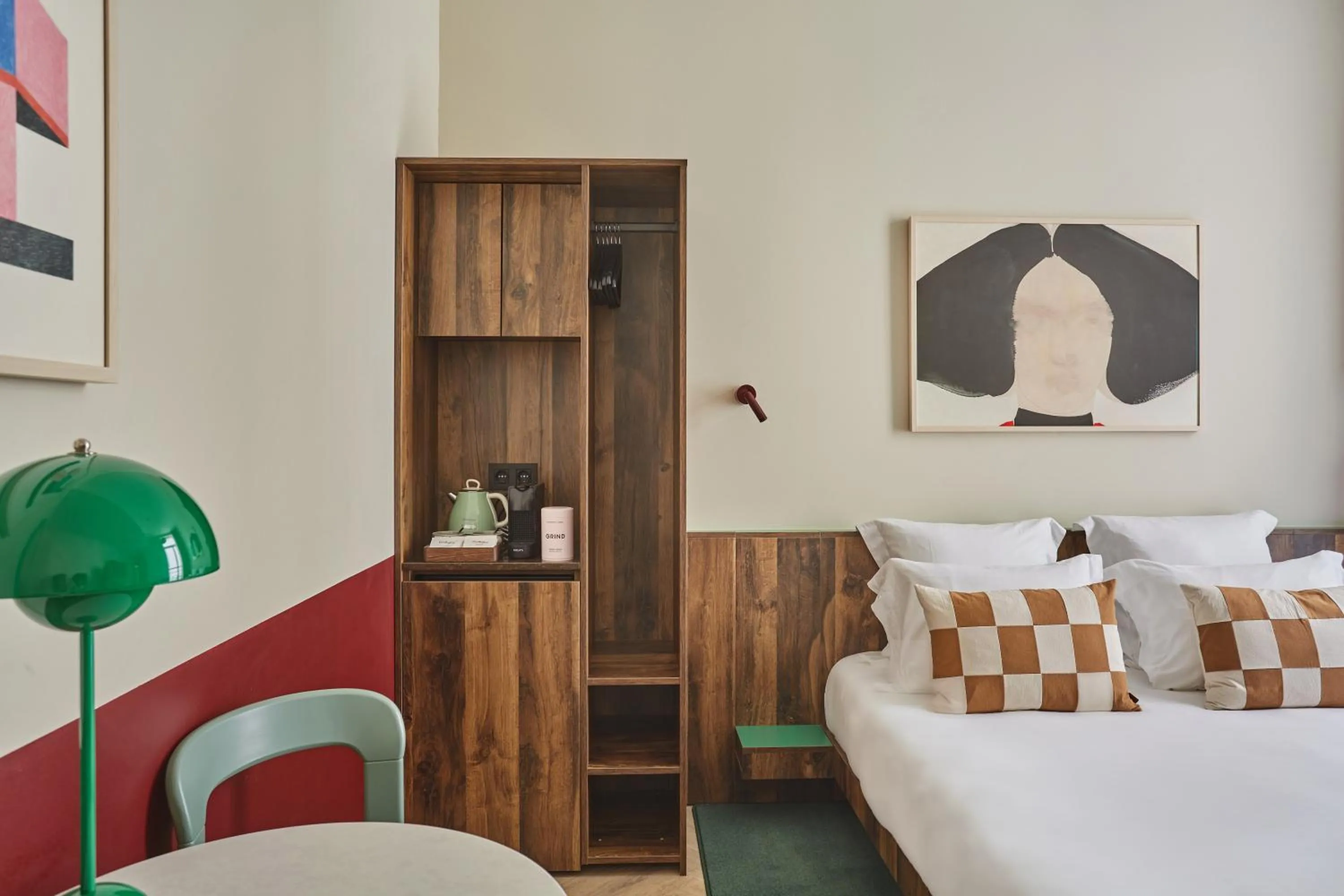 Coffee/tea facilities, Bed in Numa Paris Champs-Élysées