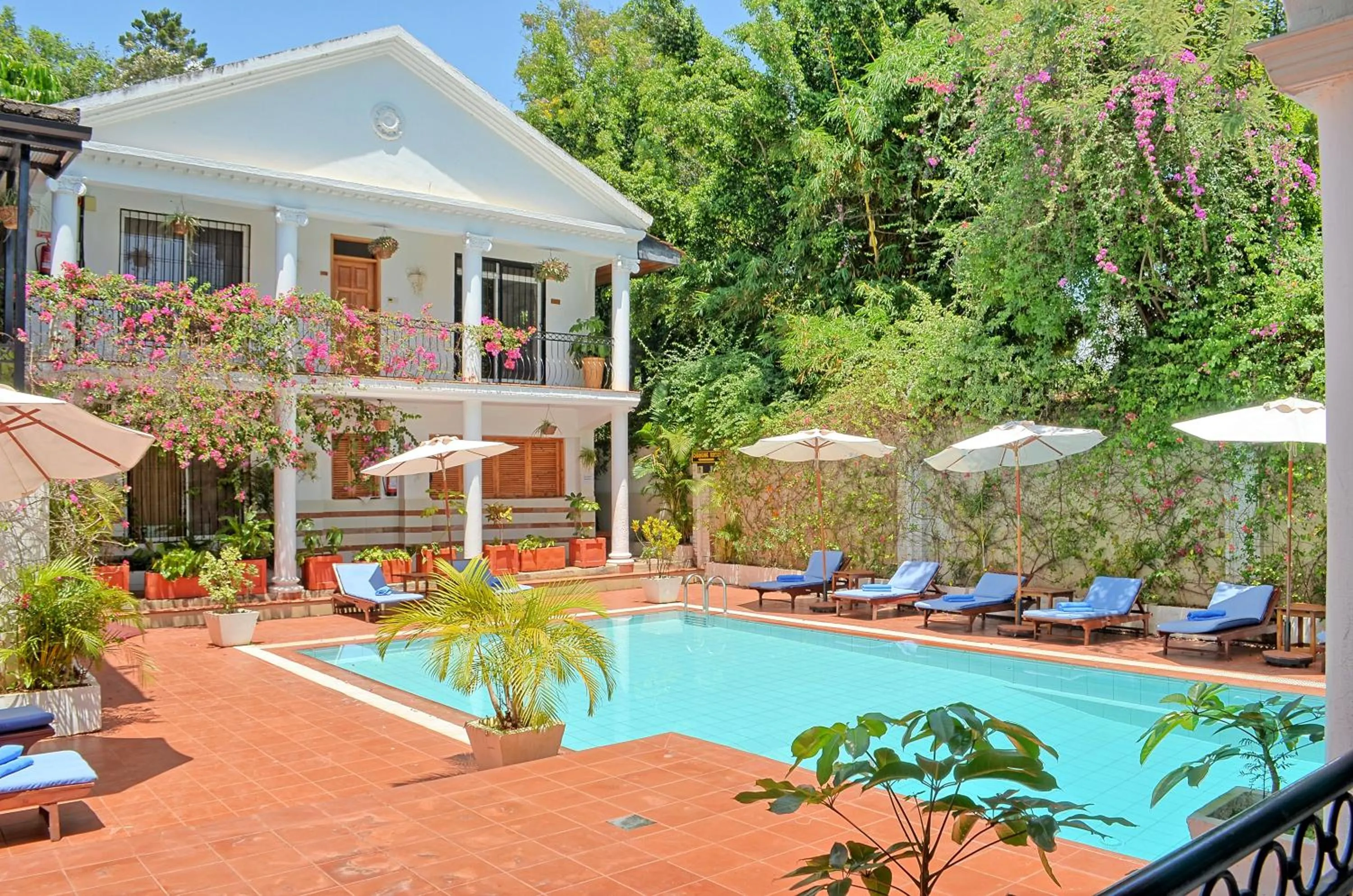 Swimming pool in Sovereign Hotel