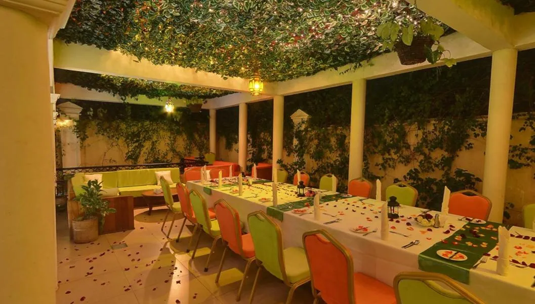 Restaurant/places to eat in Sovereign Hotel