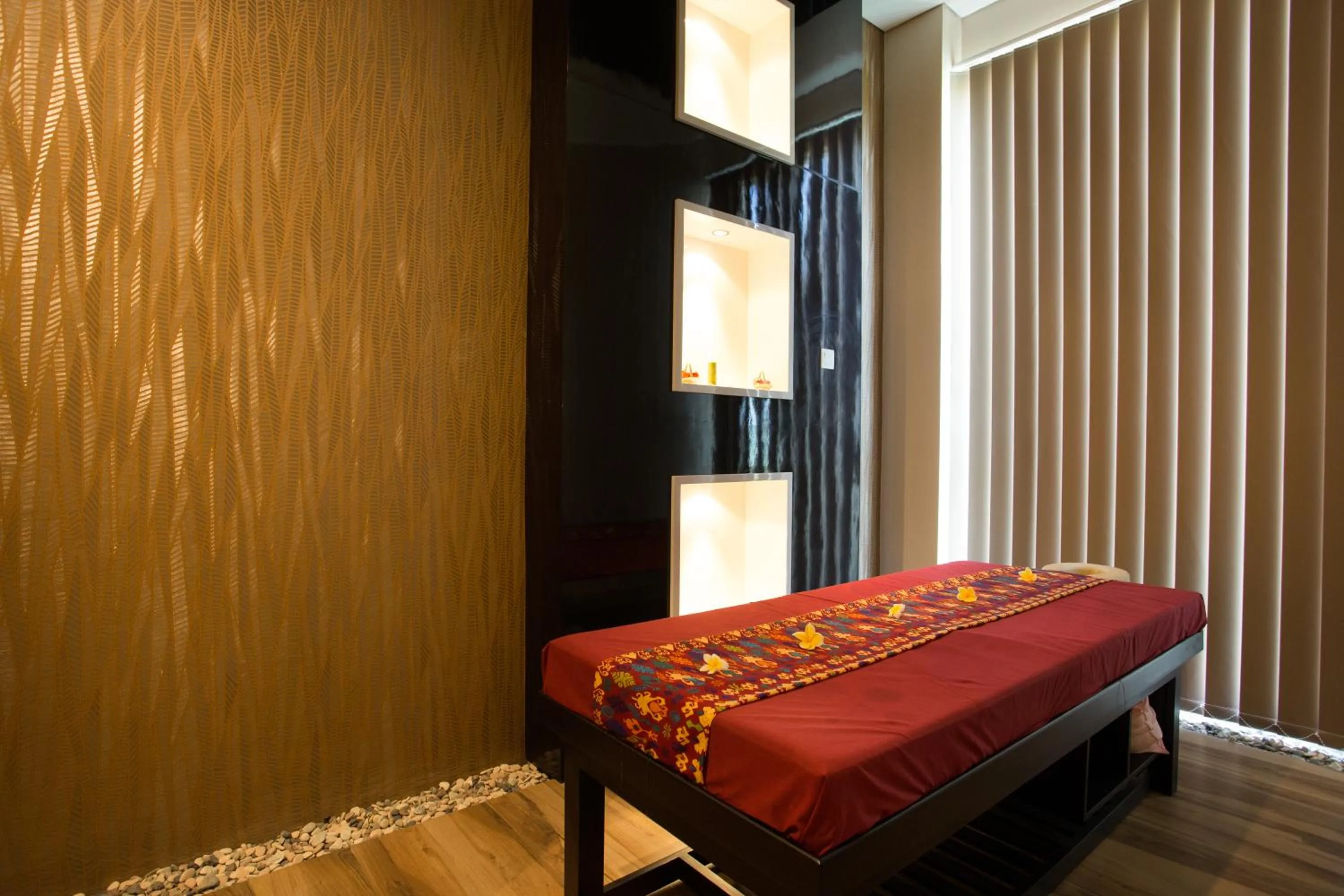 Massage, Bed in Golden Palace Hotel Lombok