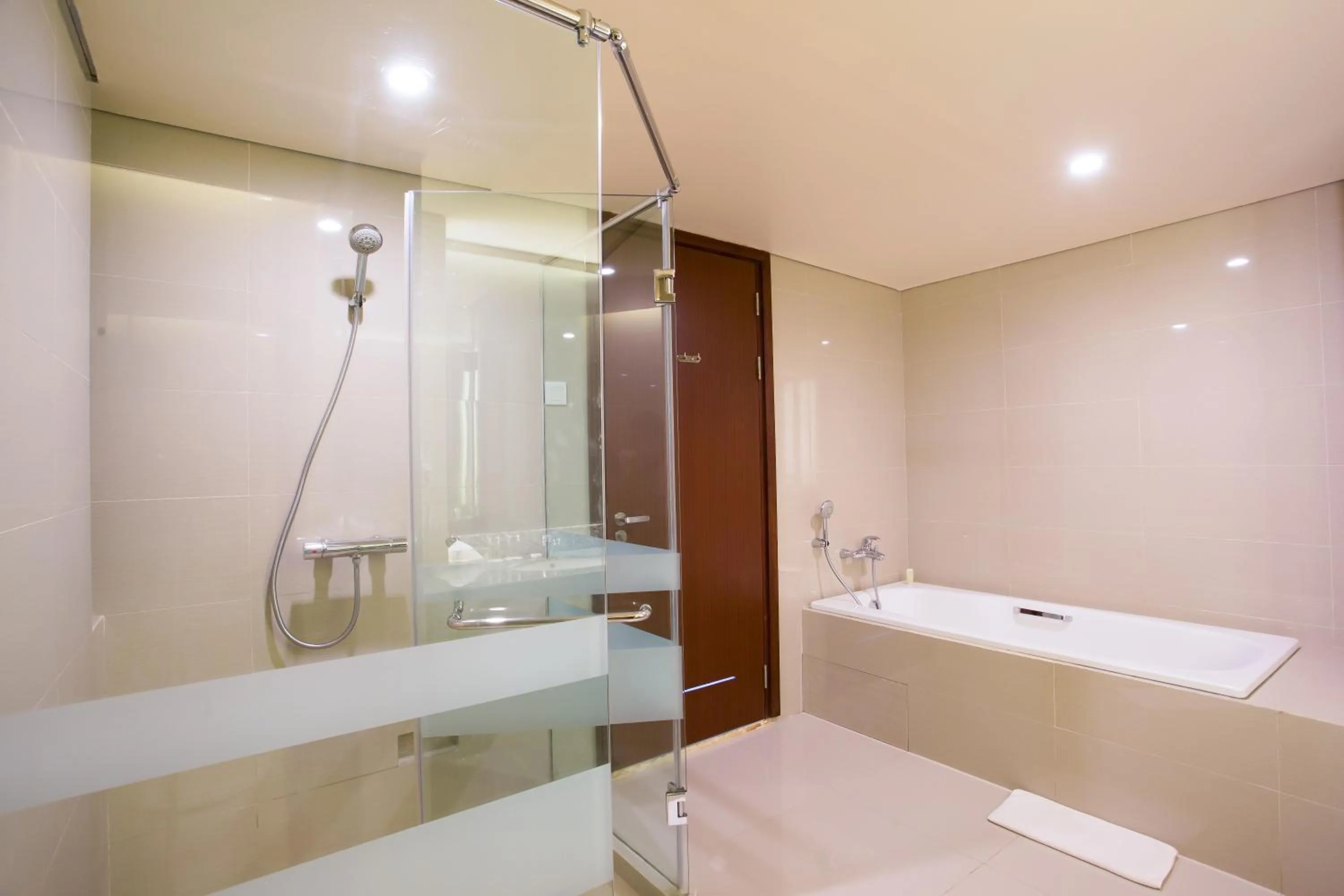 Shower in Golden Palace Hotel Lombok