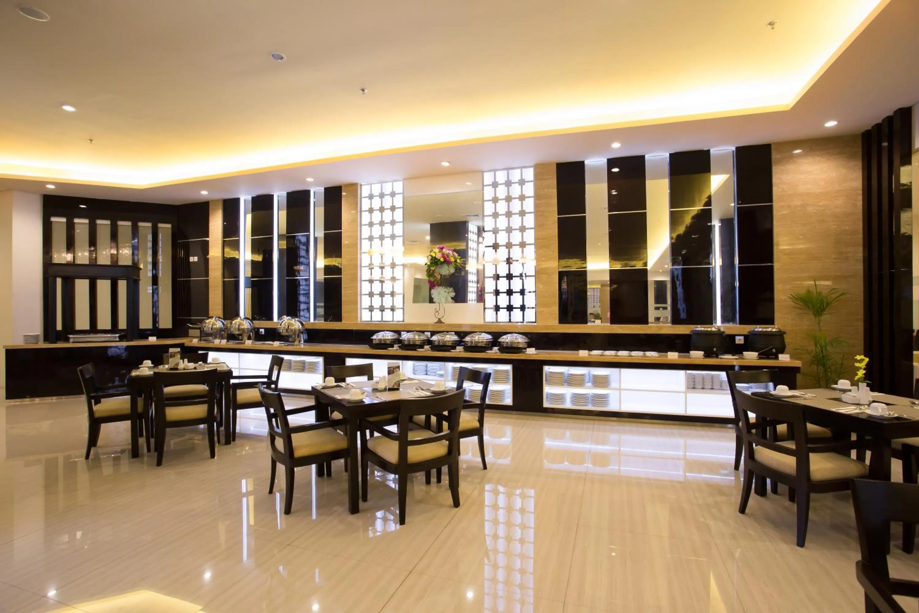 Restaurant/places to eat in Golden Palace Hotel Lombok