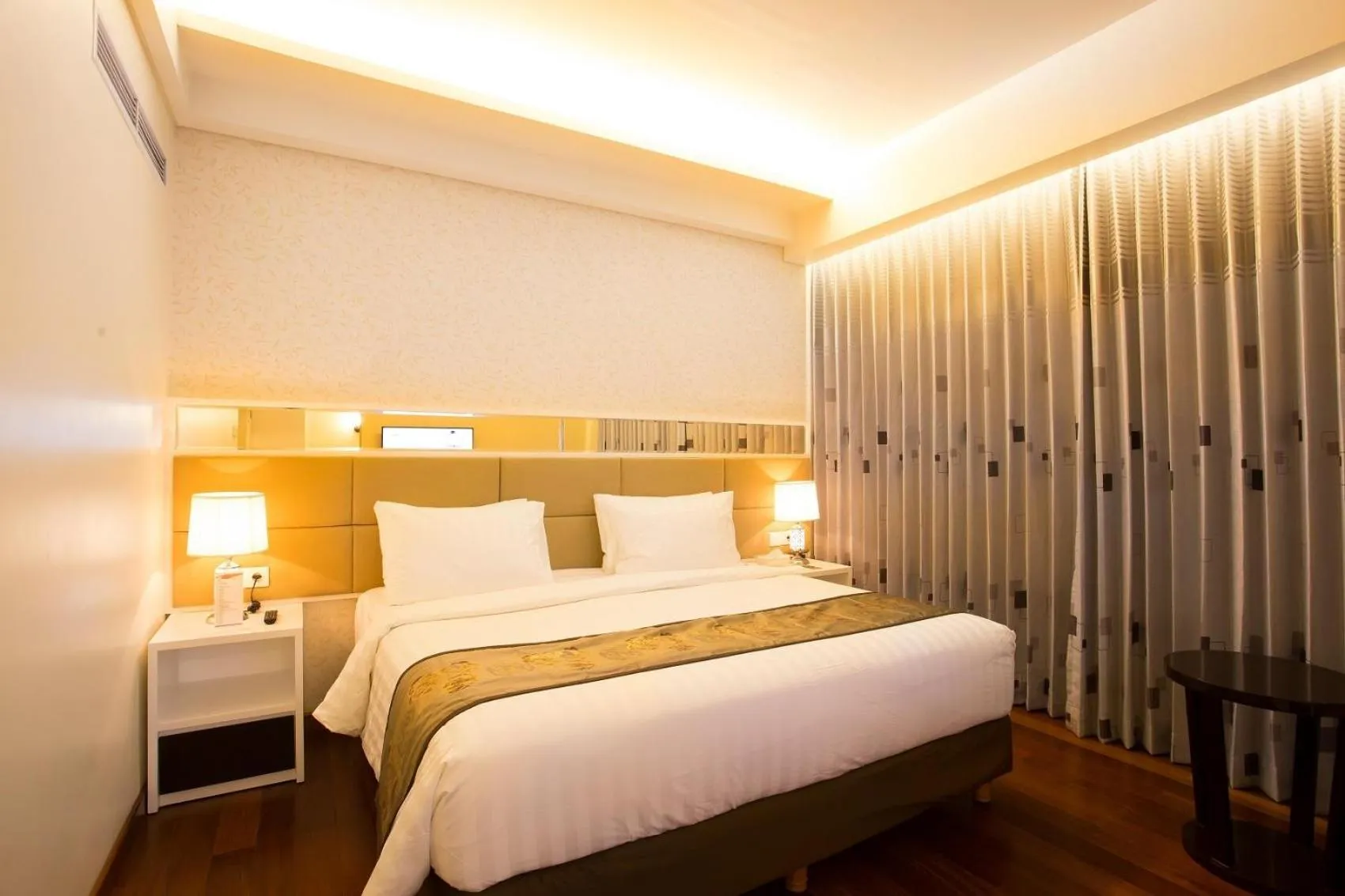 Bed in Golden Palace Hotel Lombok