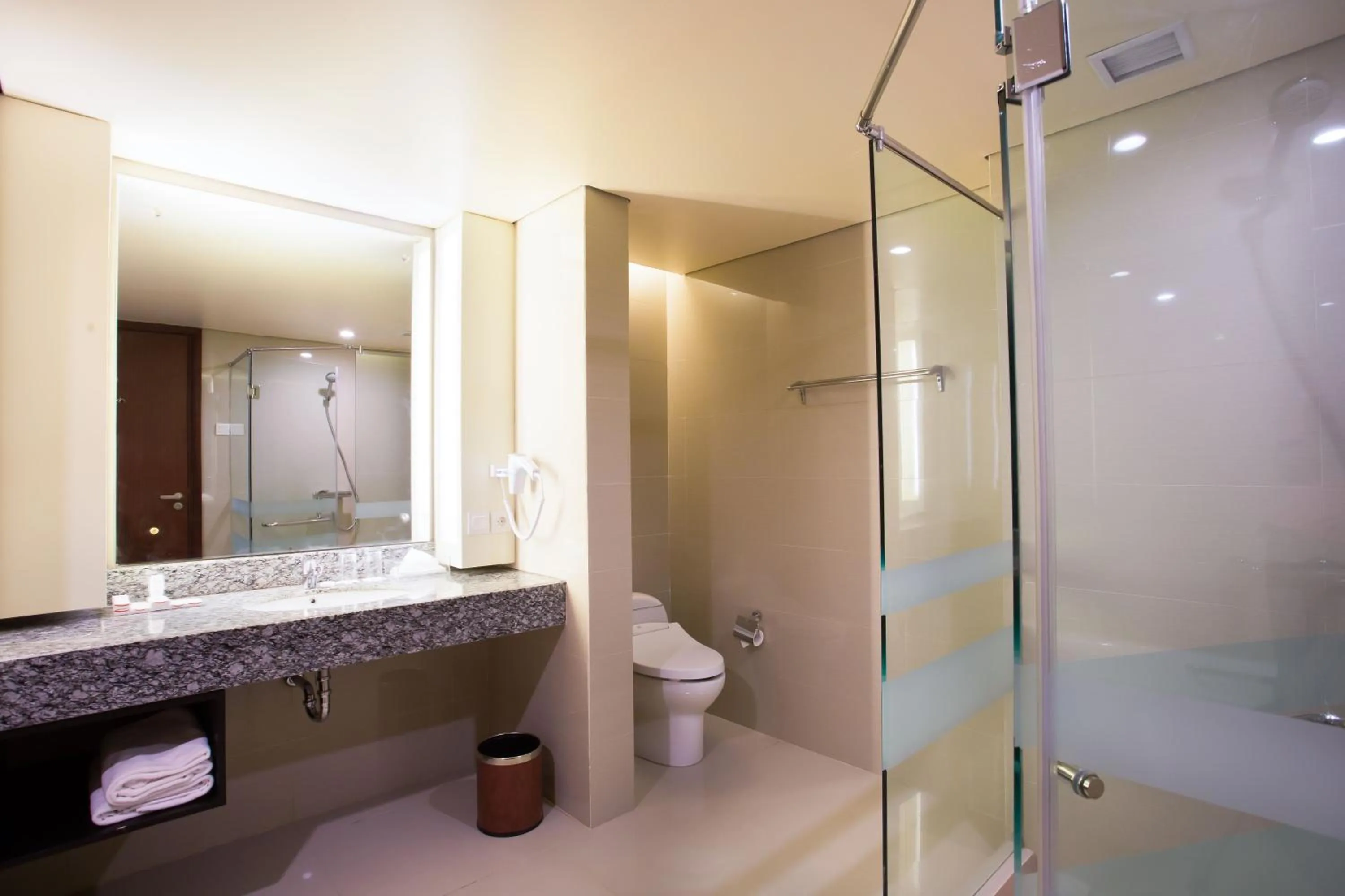 Bathroom in Golden Palace Hotel Lombok