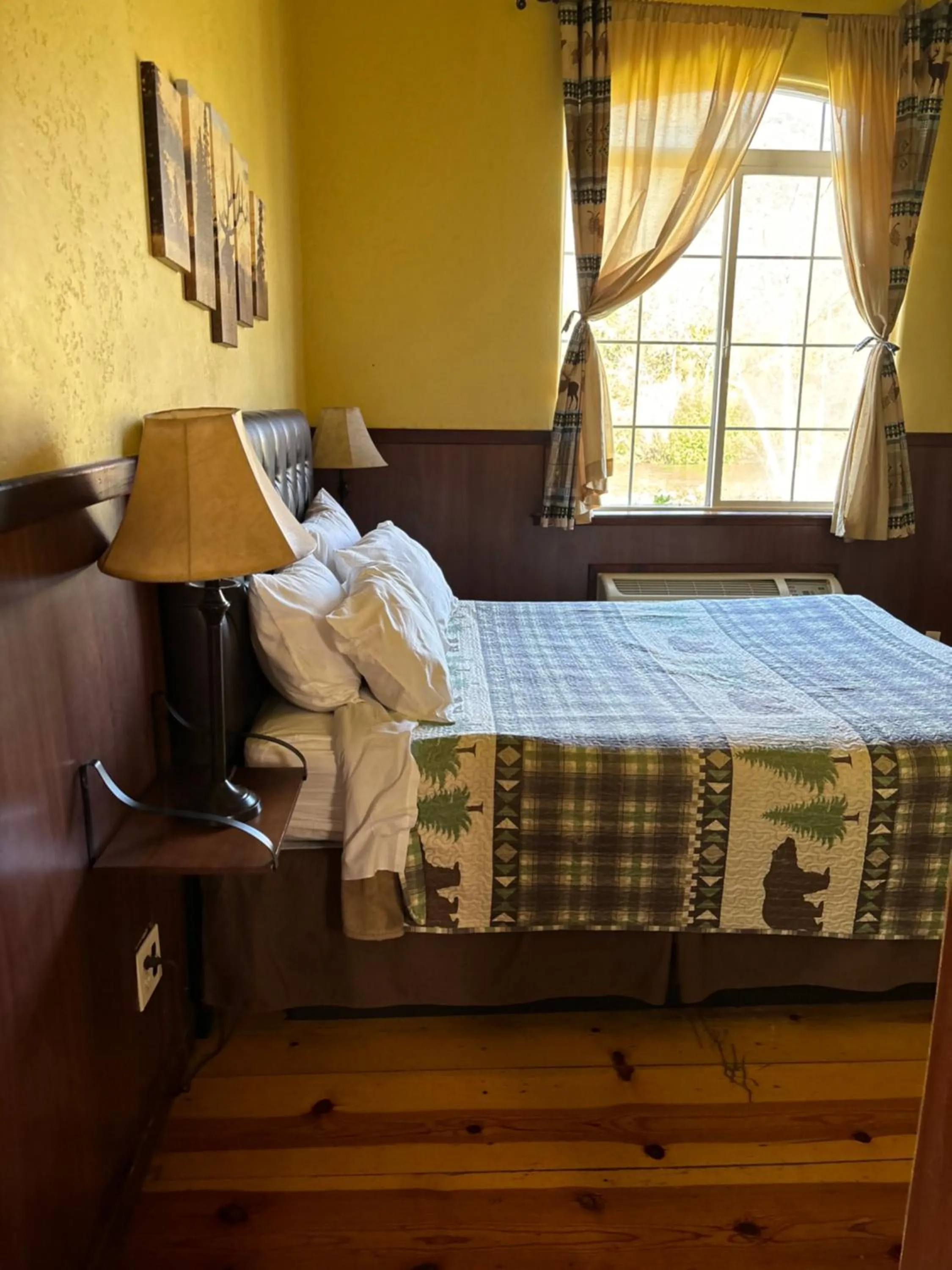 Bedroom, Bed in Sequoia River Front Cabins