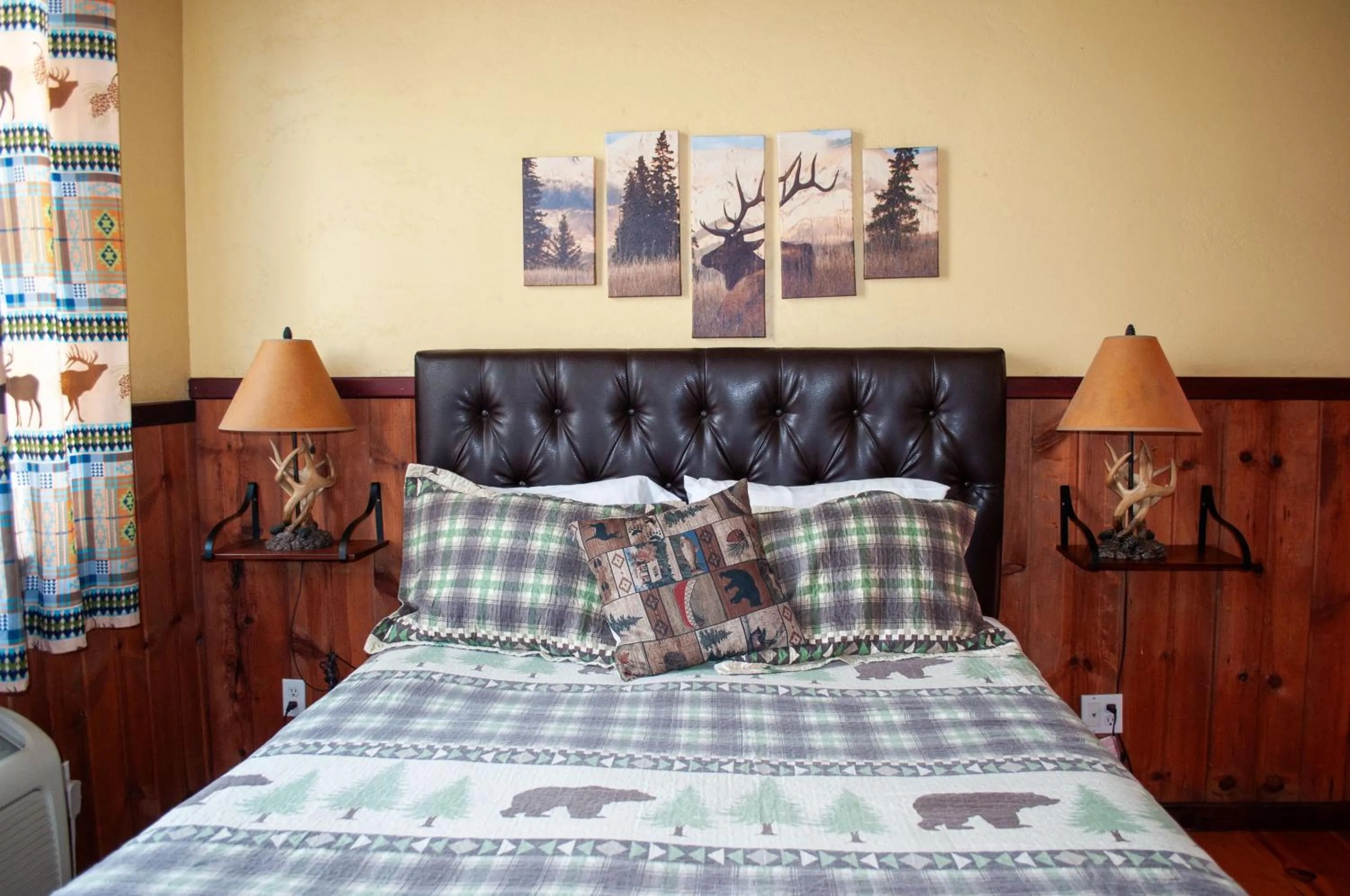 Bedroom, Bed in Sequoia River Front Cabins