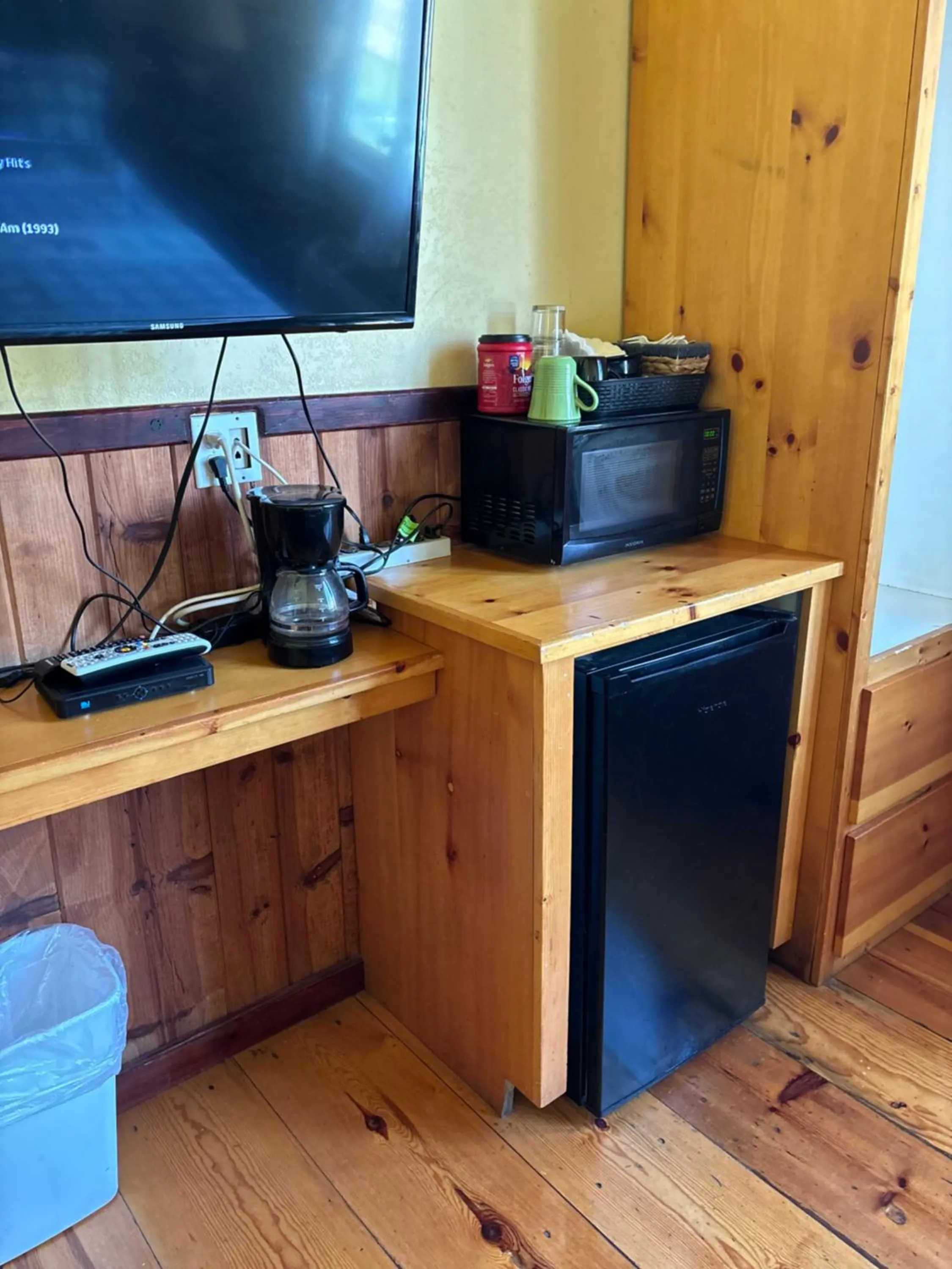 Kitchen or kitchenette in Sequoia River Front Cabins