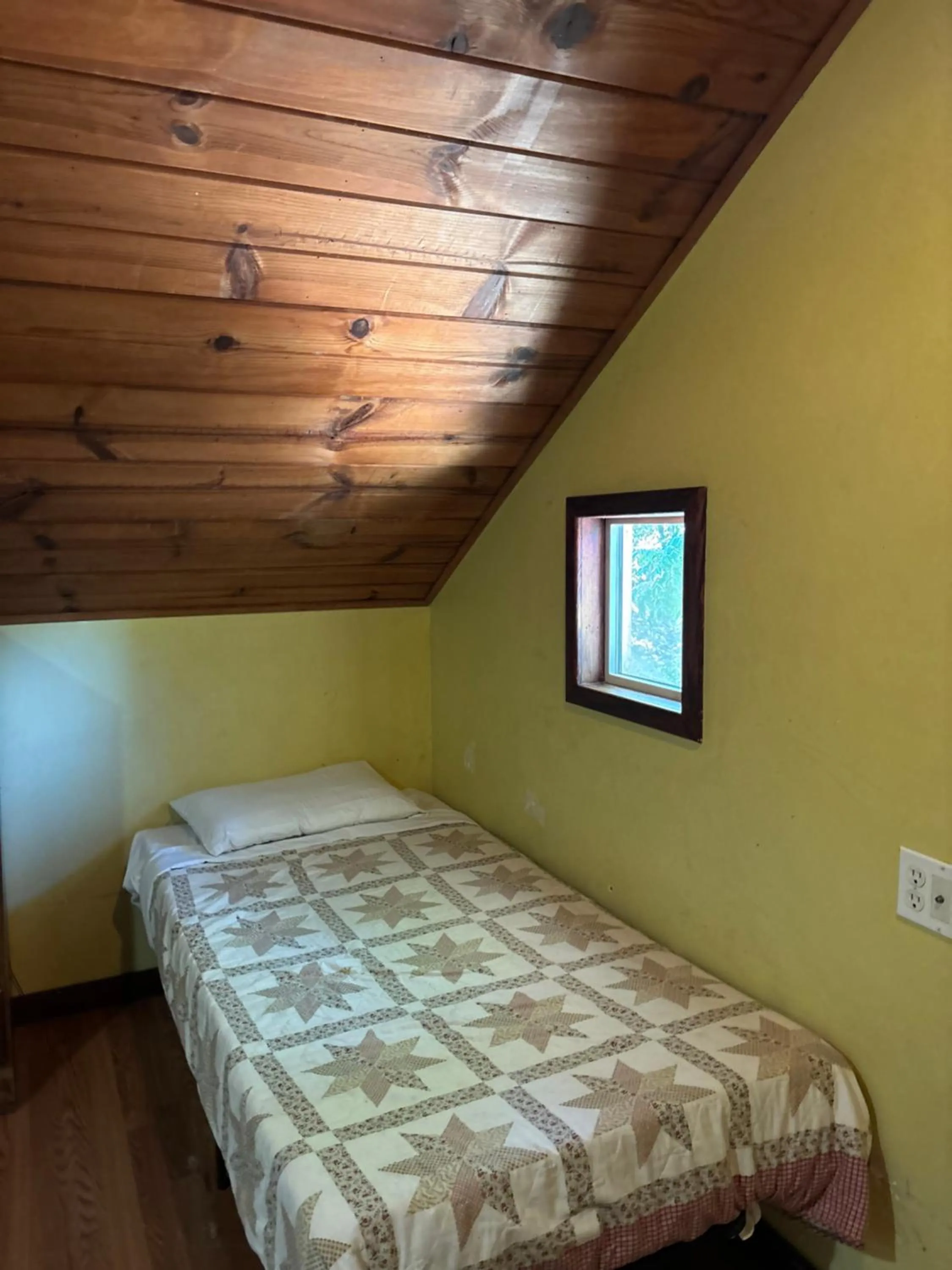Bedroom, Bed in Sequoia River Front Cabins