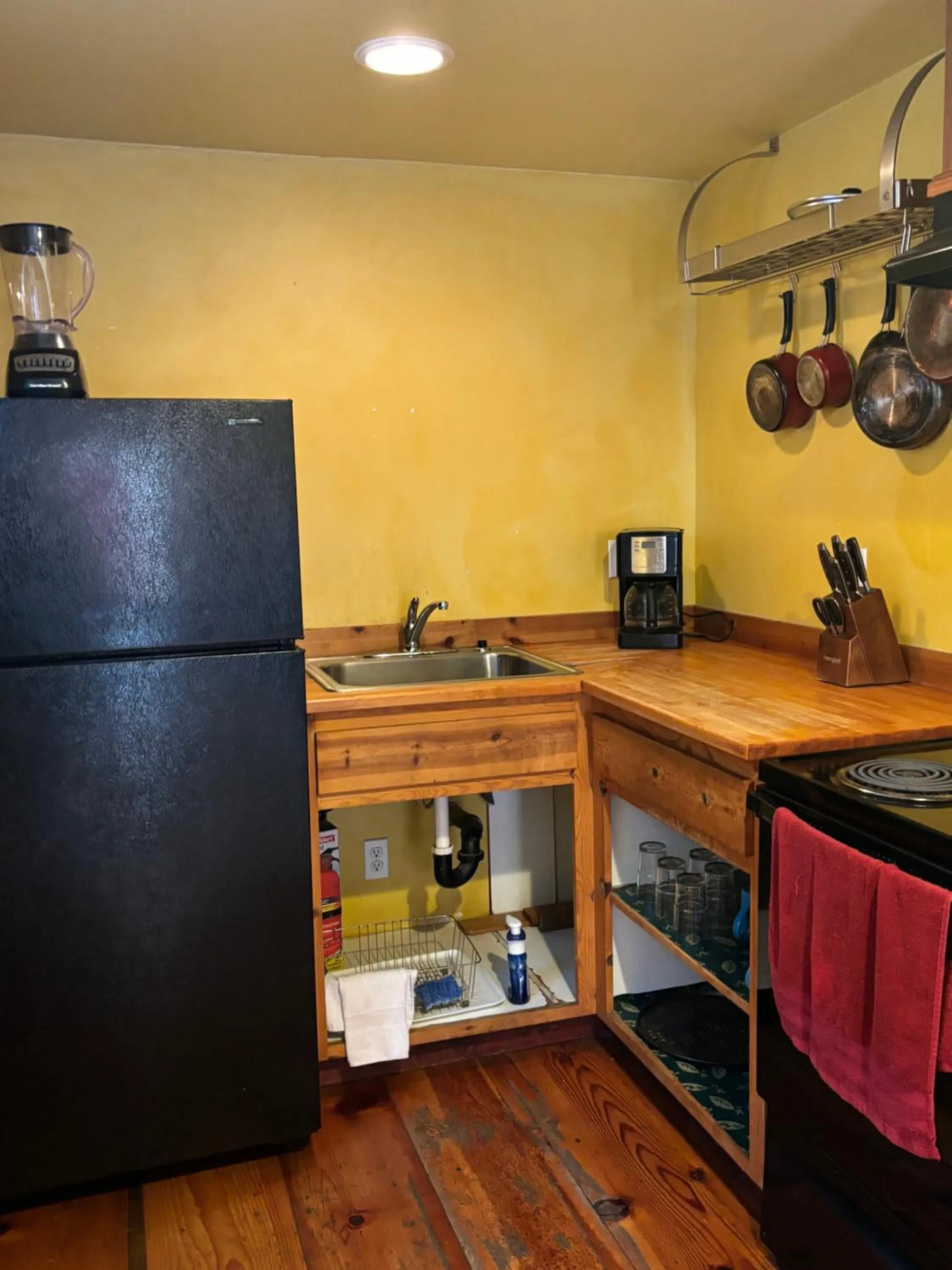 Kitchen or kitchenette in Sequoia River Front Cabins