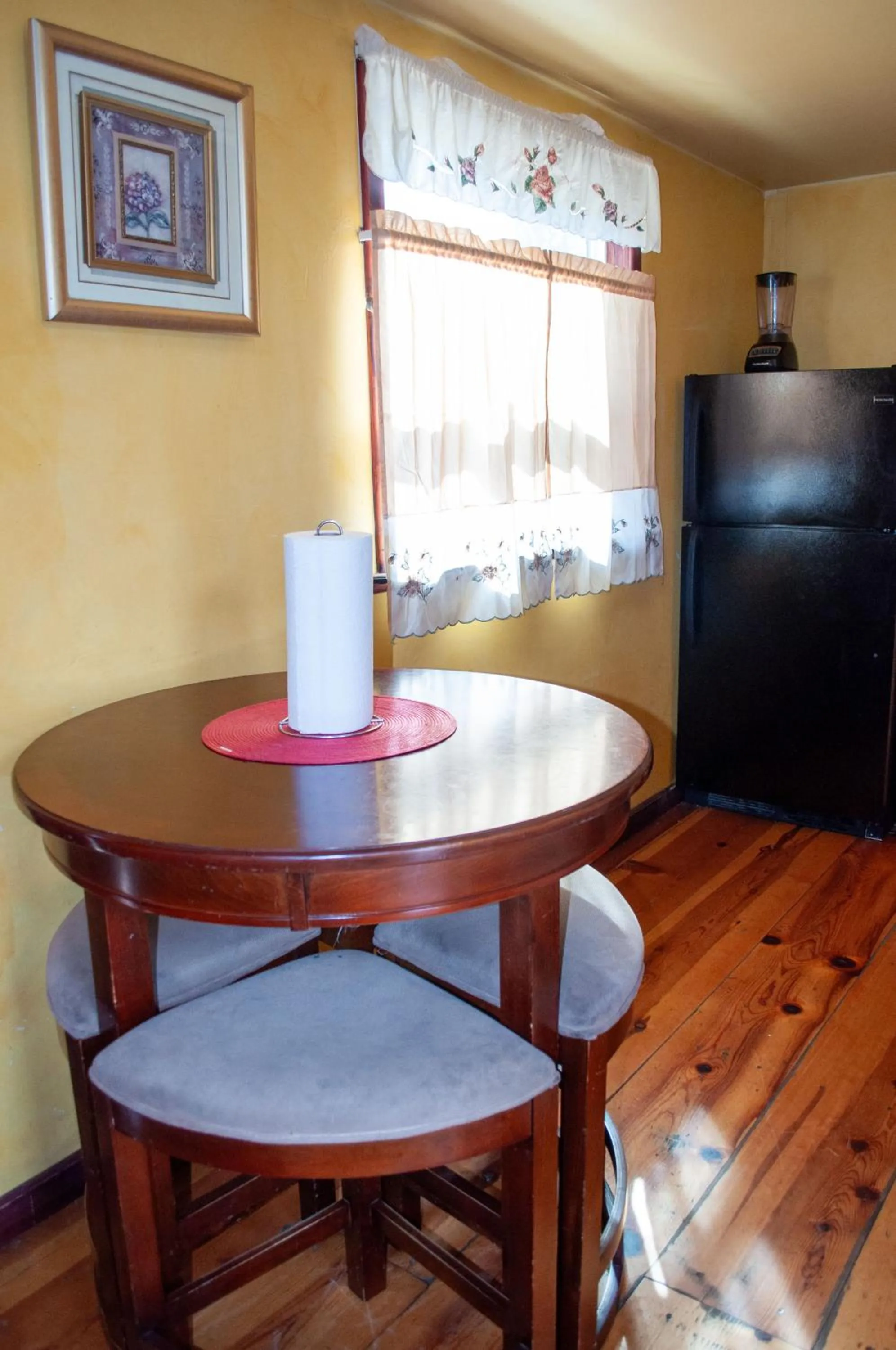 Dining area in Sequoia River Front Cabins
