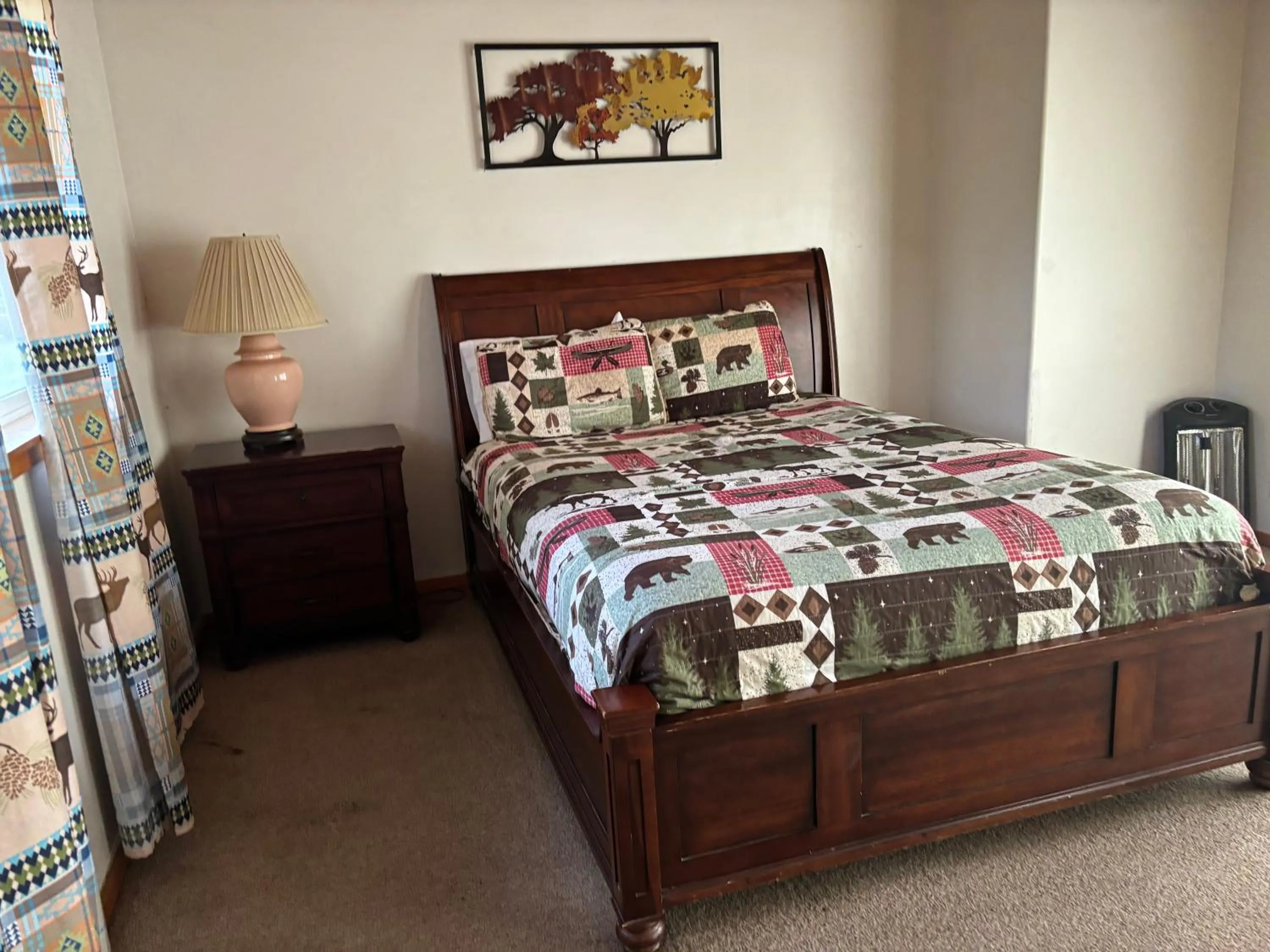 Photo of the whole room, Bed in Sequoia River Front Cabins