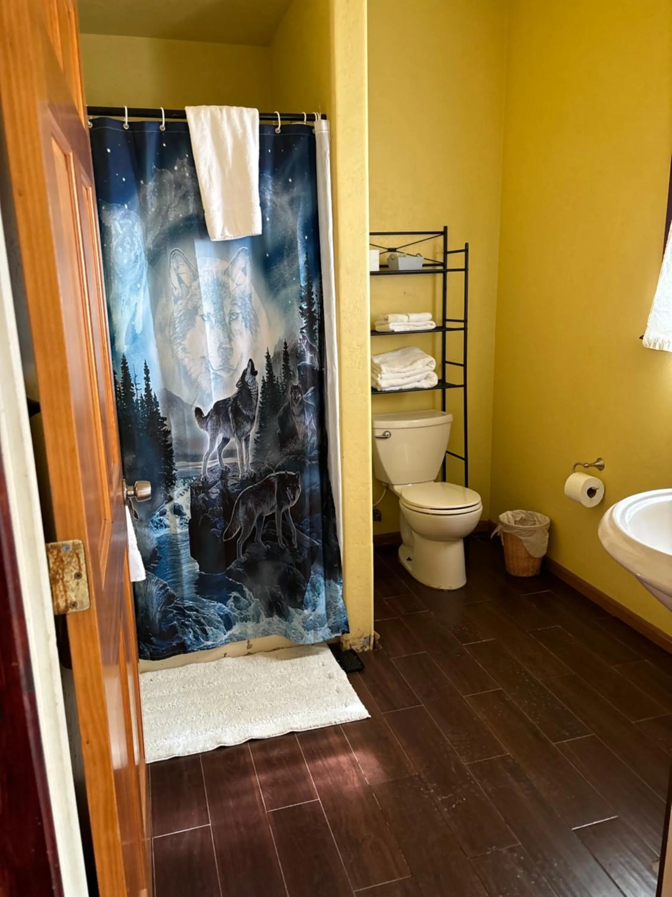 Bathroom in Sequoia River Front Cabins